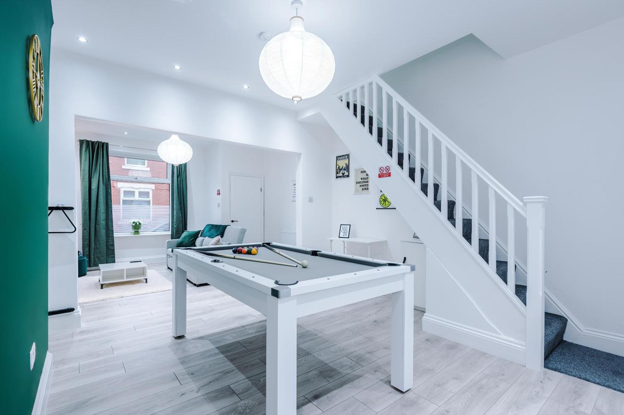 Apartment Sleeps 6, Pool Table, Free Parking, Perfect For Groups, Long Term Disc *