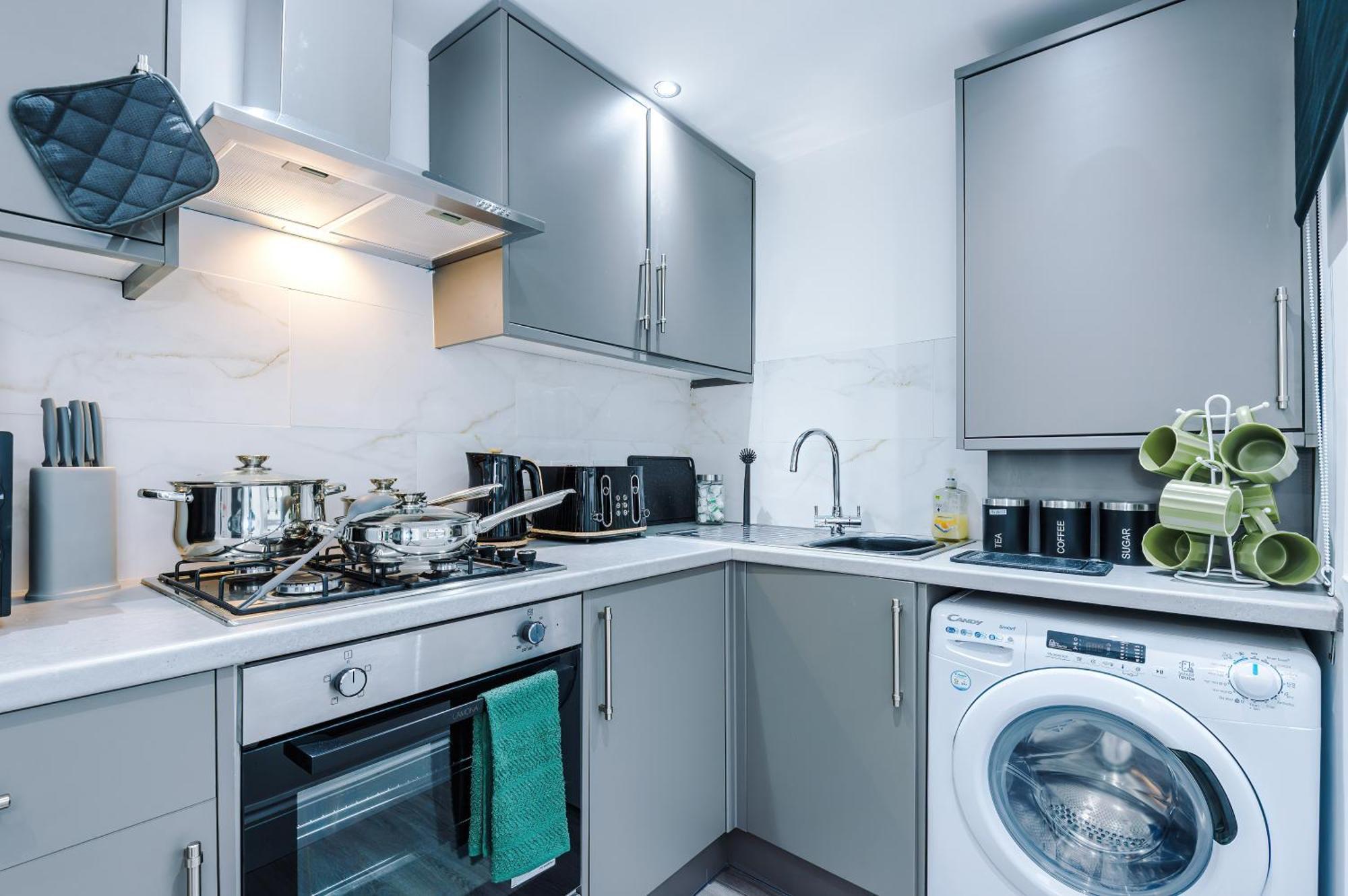Apartment Sleeps 6, Pool Table, Free Parking, Perfect For Groups, Long Term Disc