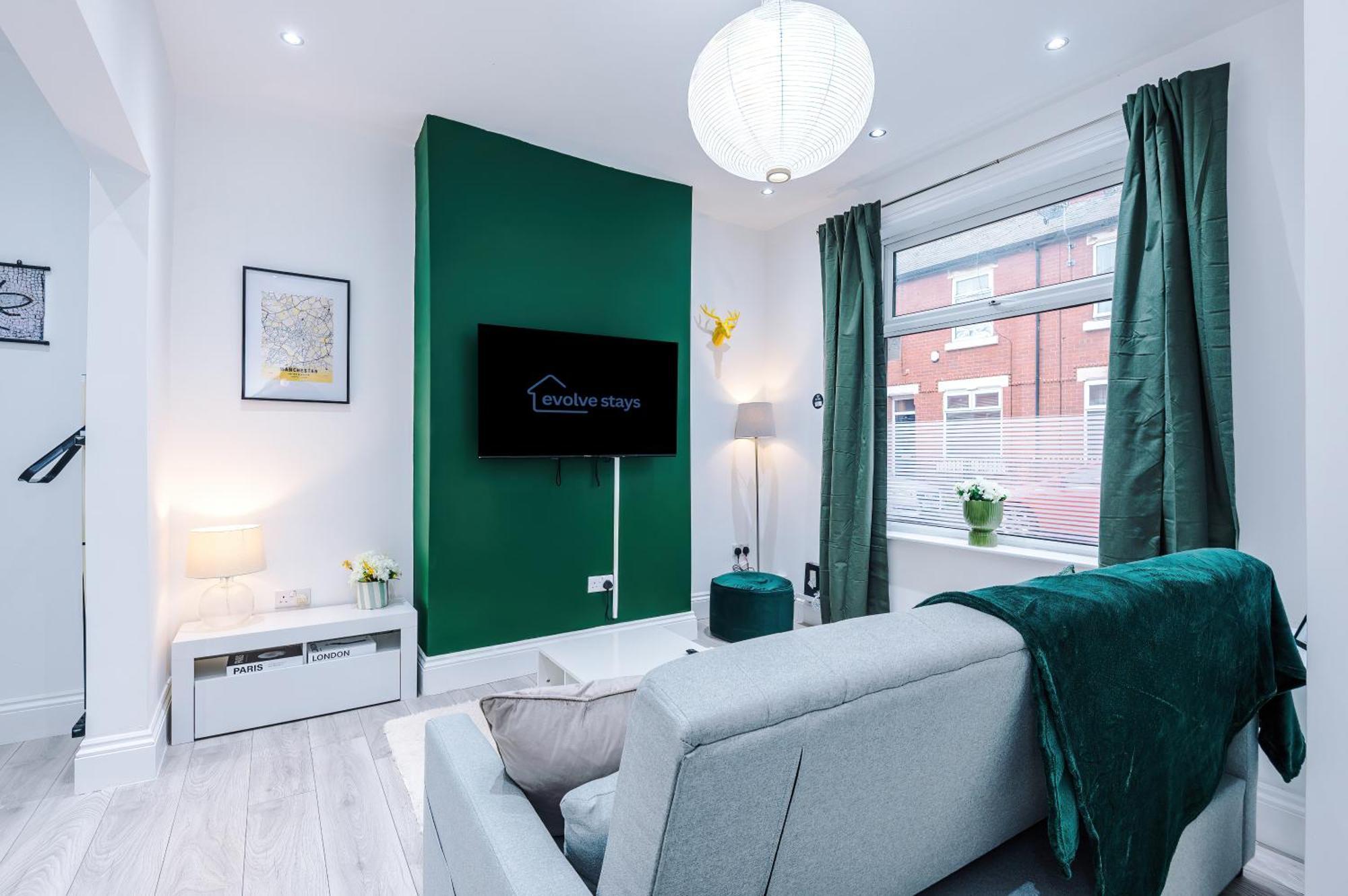 Sleeps 6, Pool Table, Free Parking, Perfect For Groups, Long Term Disc *