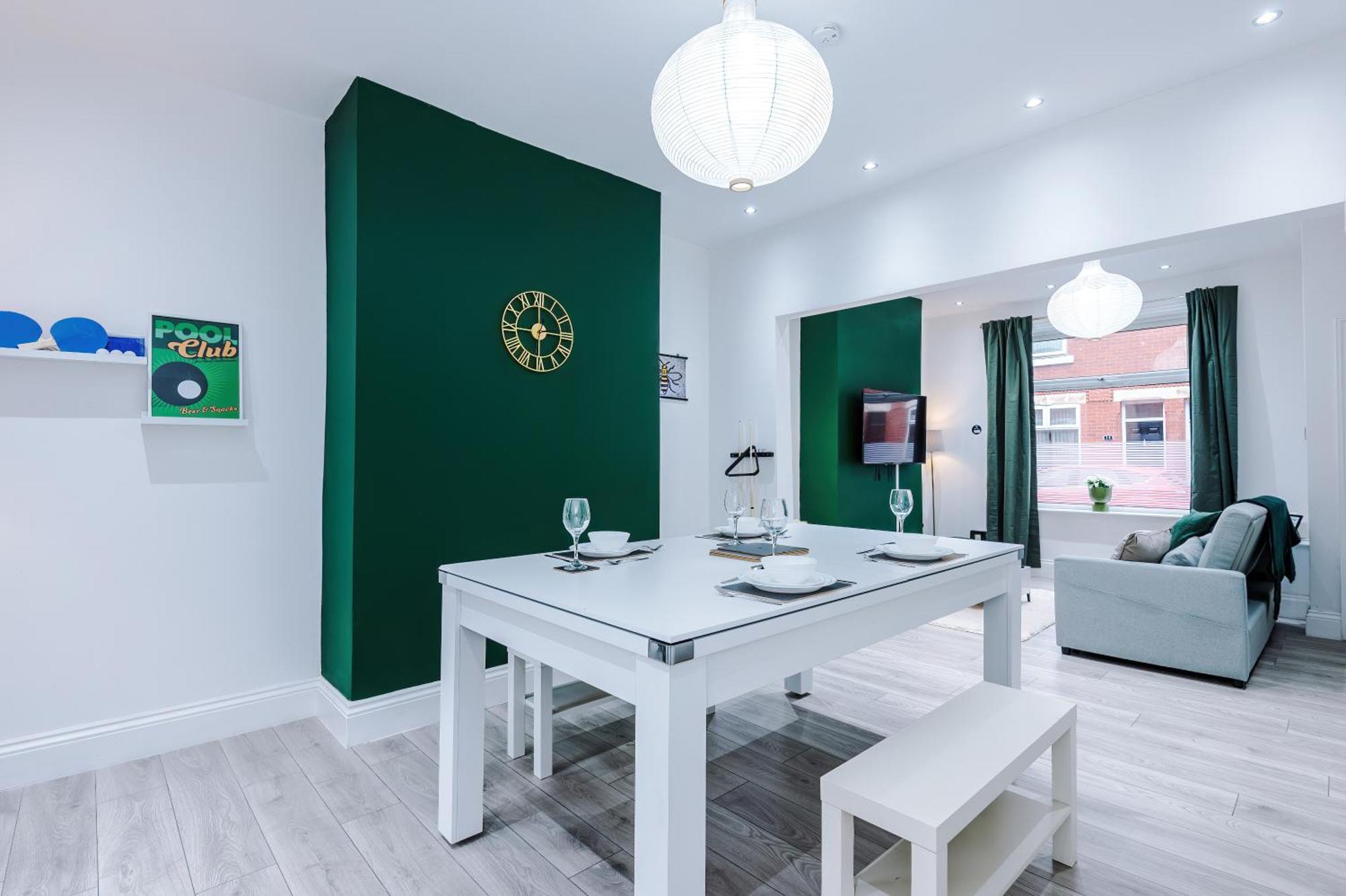 Sleeps 6, Pool Table, Free Parking, Perfect For Groups, Long Term Disc Manchester