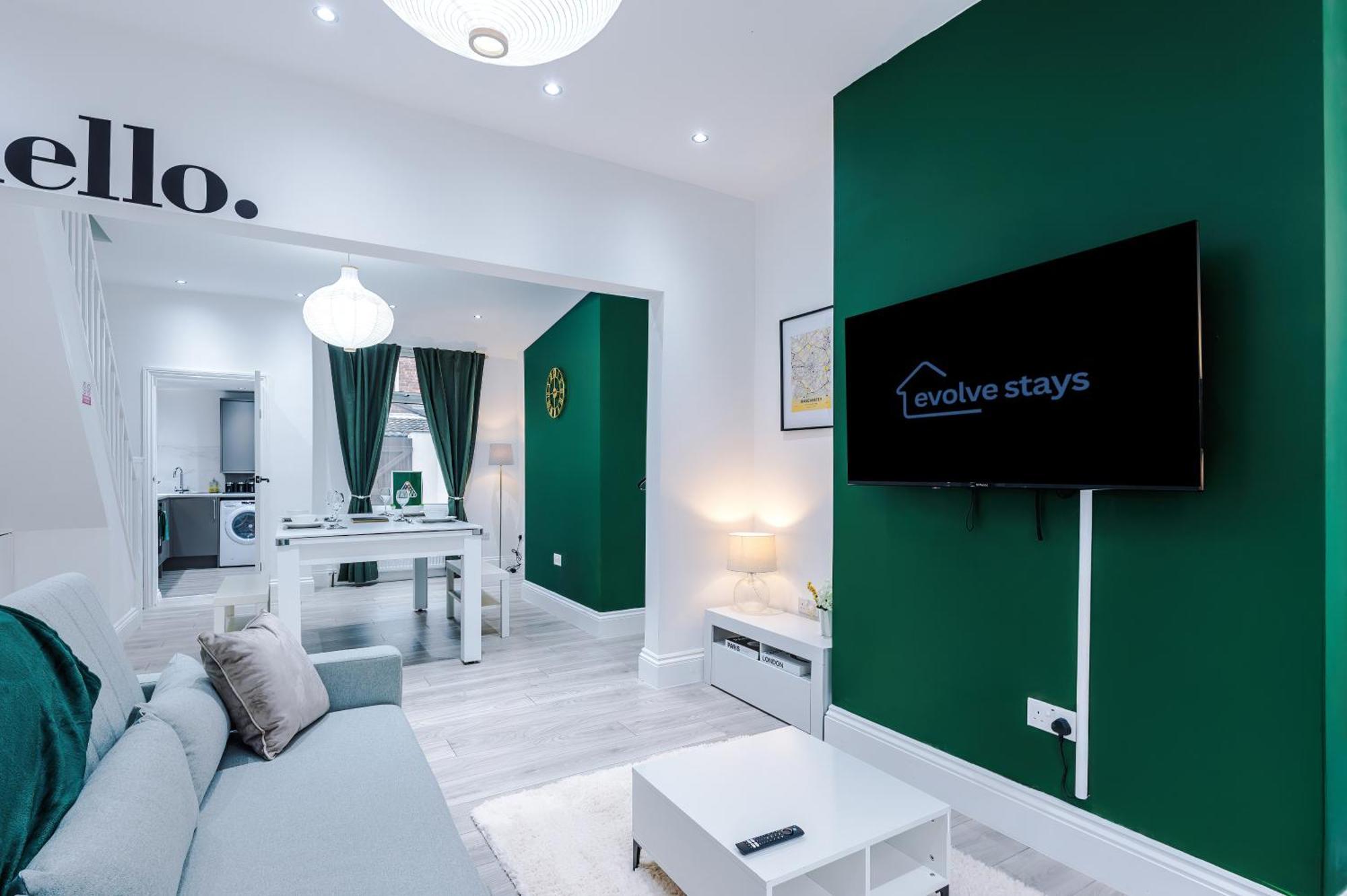 Sleeps 6, Pool Table, Free Parking, Perfect For Groups, Long Term Disc