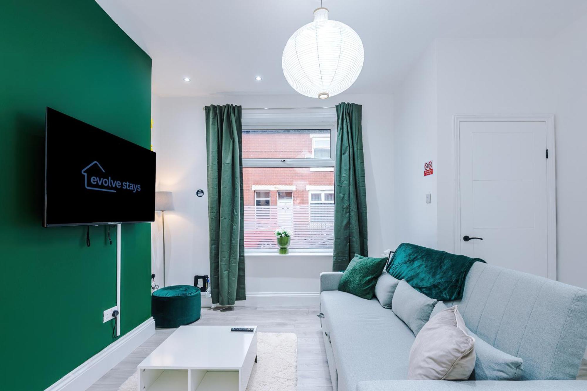 Sleeps 6, Pool Table, Free Parking, Perfect For Groups, Long Term Disc Apartment