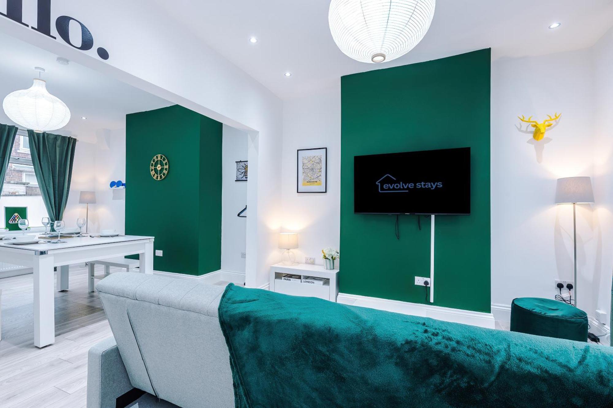 Apartment Sleeps 6, Pool Table, Free Parking, Perfect For Groups, Long Term Disc Manchester