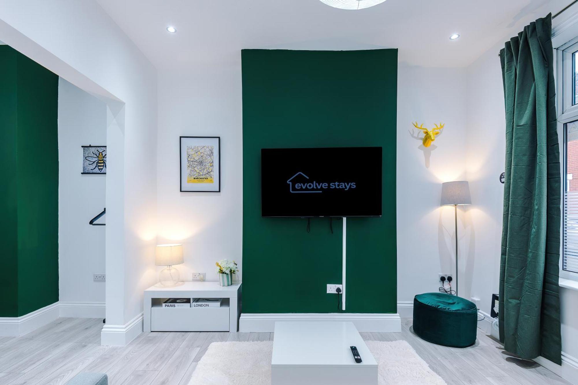 Sleeps 6, Pool Table, Free Parking, Perfect For Groups, Long Term Disc Manchester