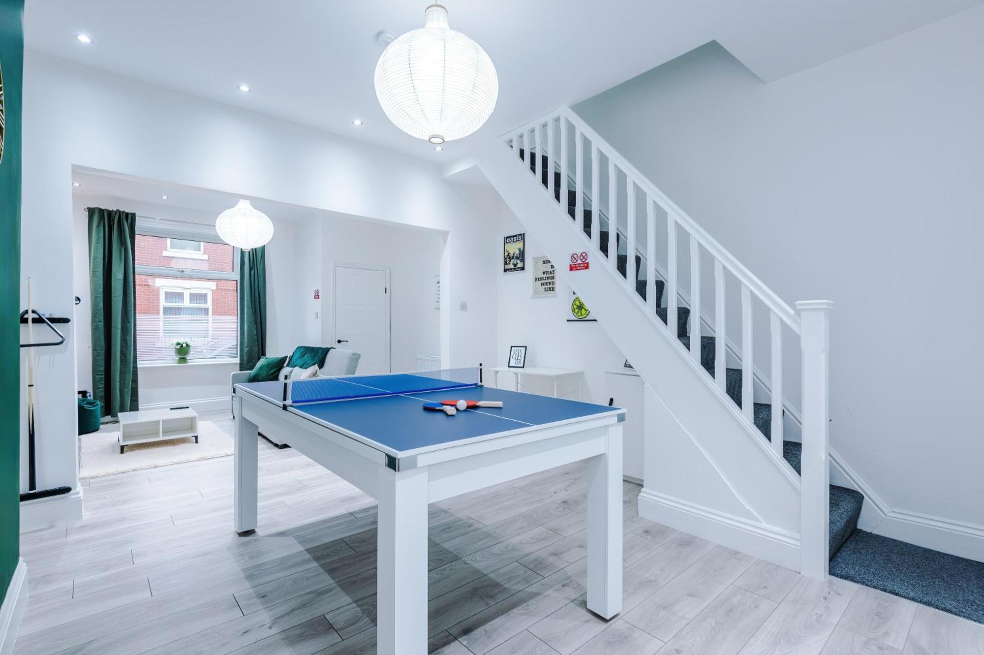 Sleeps 6, Pool Table, Free Parking, Perfect For Groups, Long Term Disc Apartment