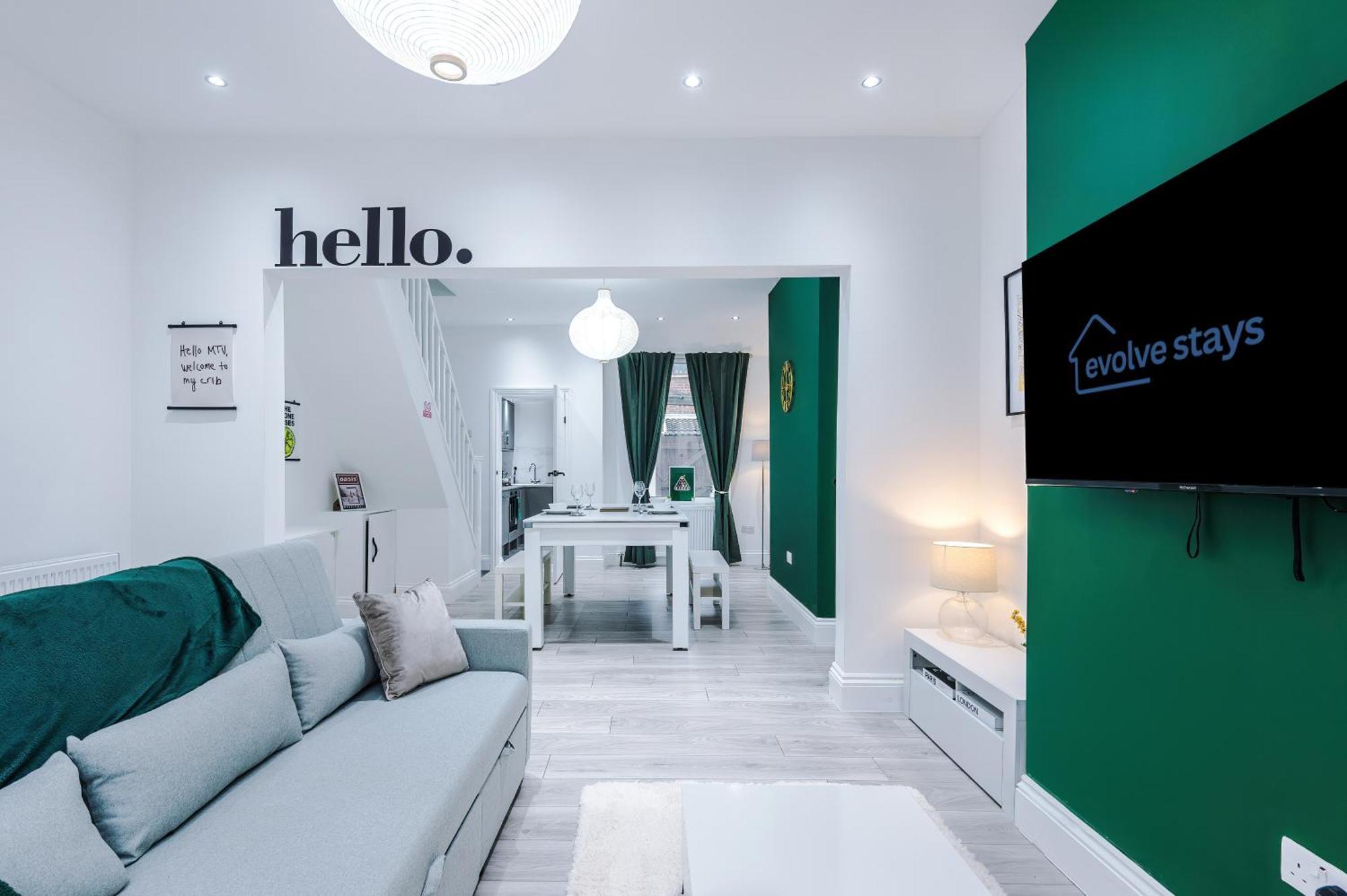 Apartment Sleeps 6, Pool Table, Free Parking, Perfect For Groups, Long Term Disc