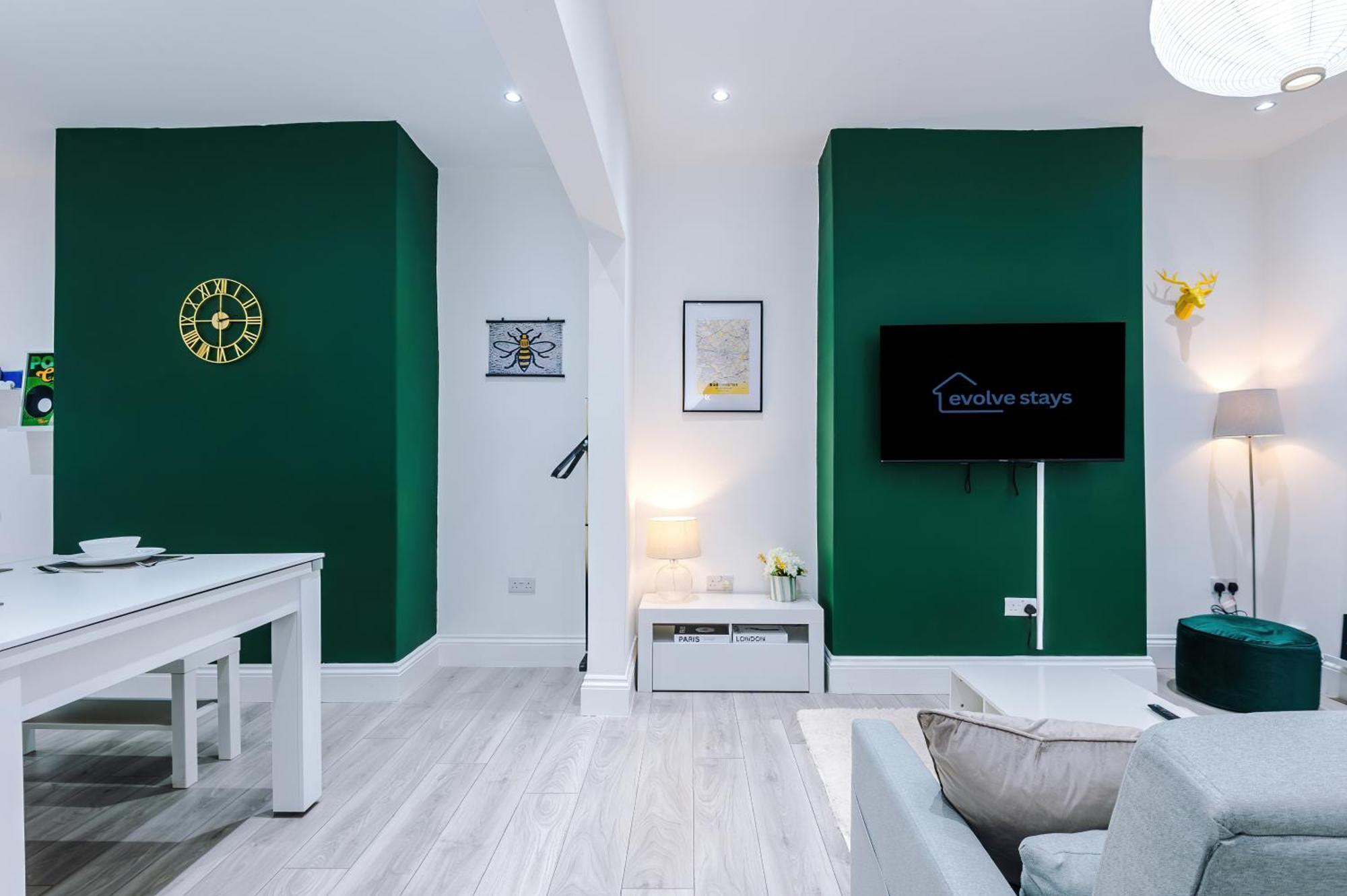 Sleeps 6, Pool Table, Free Parking, Perfect For Groups, Long Term Disc *