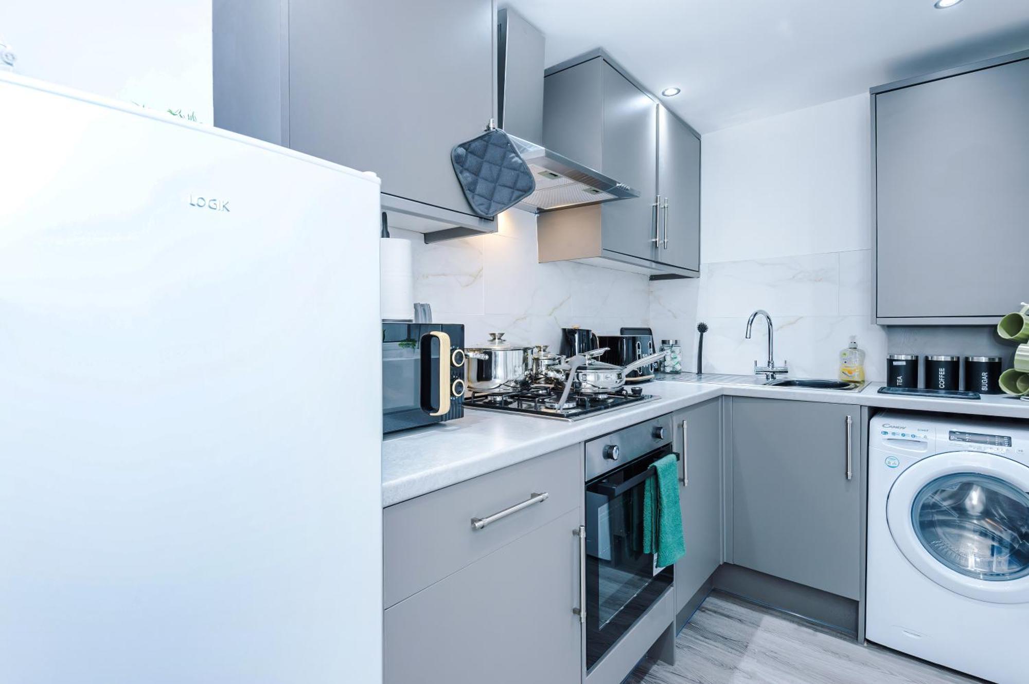 Sleeps 6, Pool Table, Free Parking, Perfect For Groups, Long Term Disc * Manchester