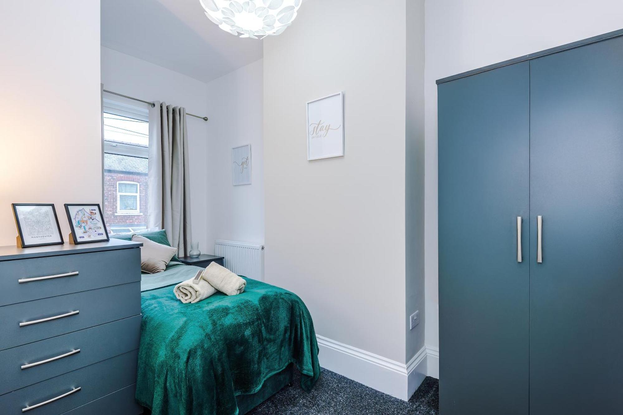 Sleeps 6, Pool Table, Free Parking, Perfect For Groups, Long Term Disc