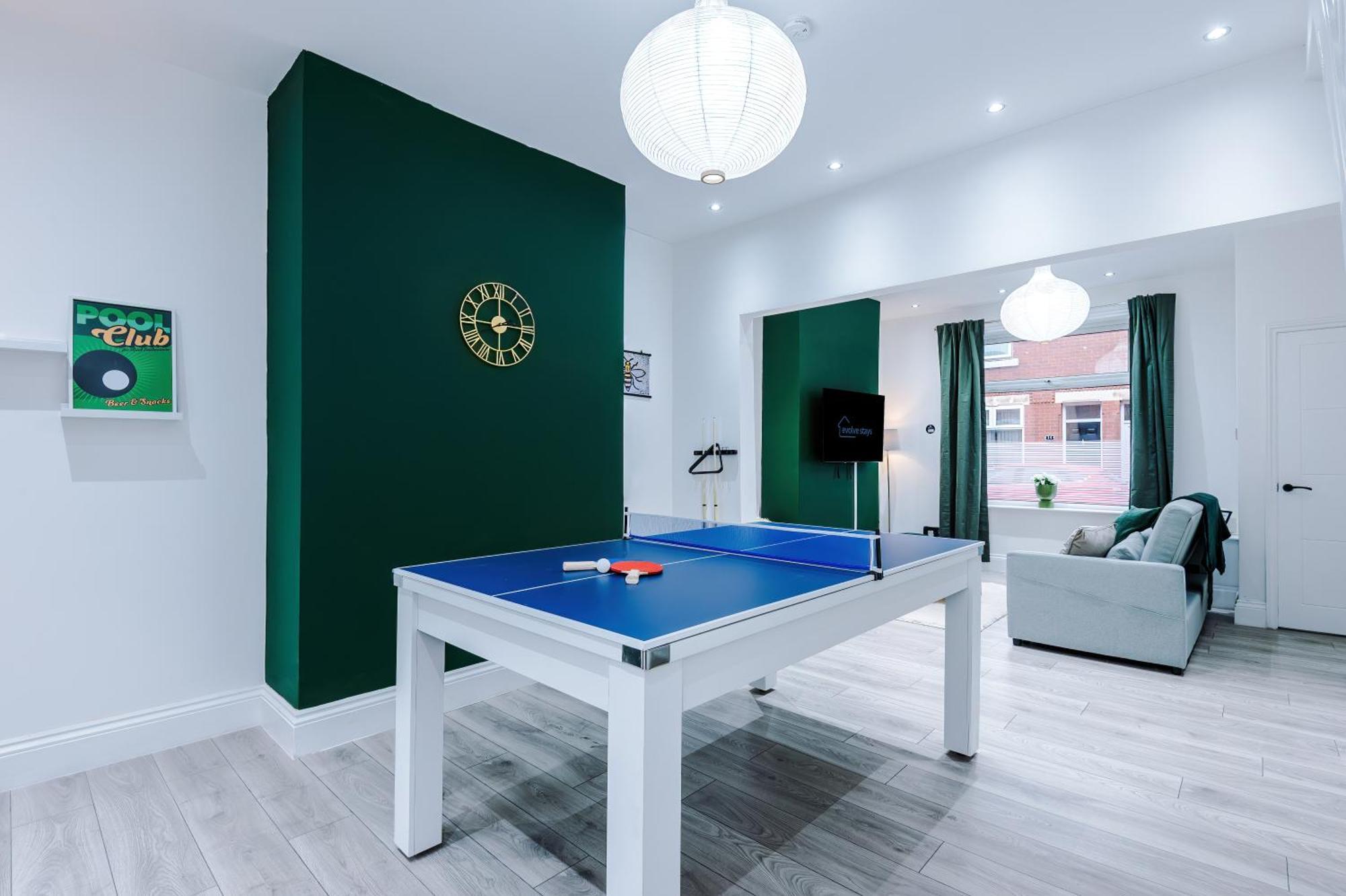 Sleeps 6, Pool Table, Free Parking, Perfect For Groups, Long Term Disc Apartment *