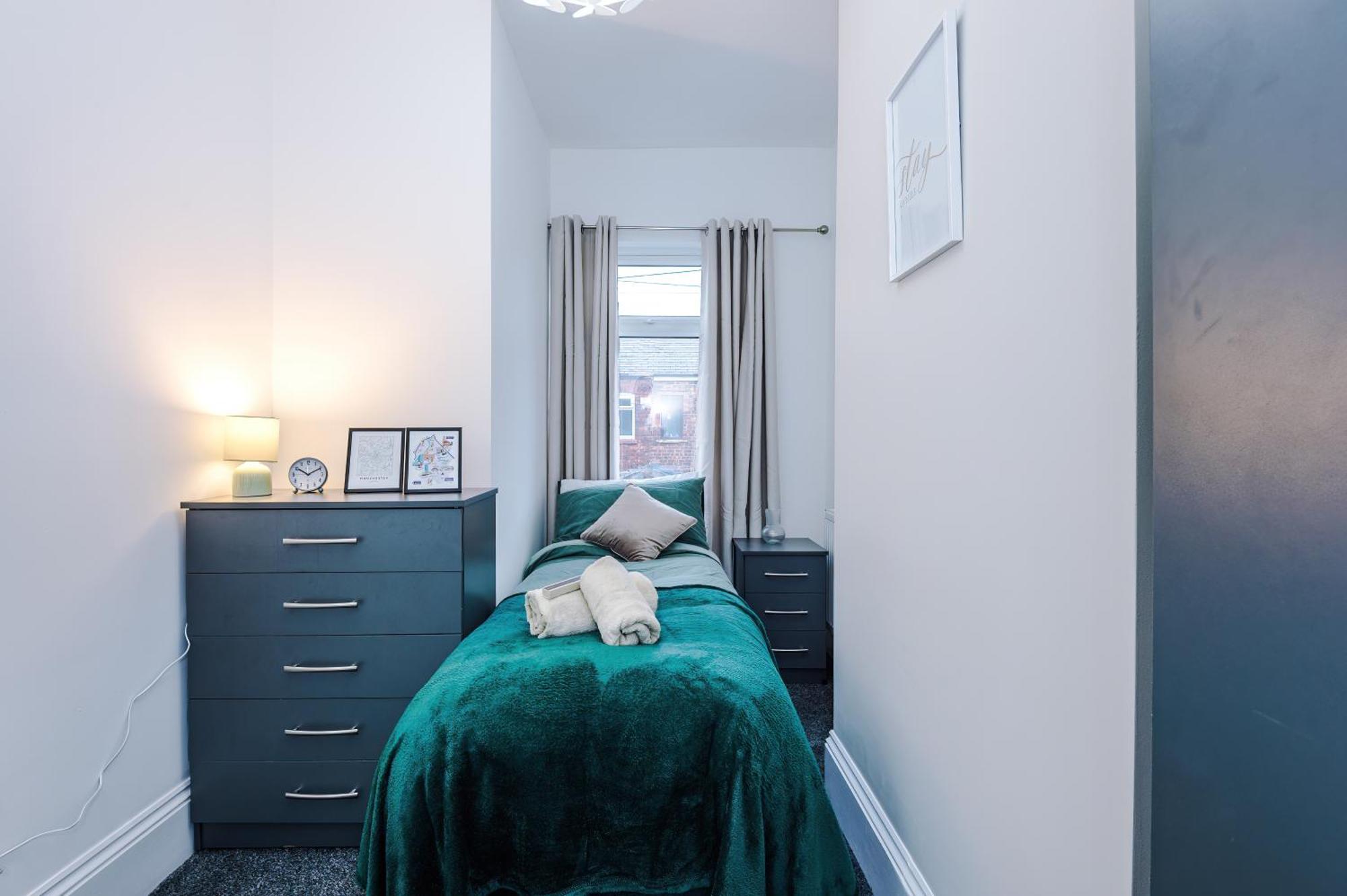 Sleeps 6, Pool Table, Free Parking, Perfect For Groups, Long Term Disc Manchester