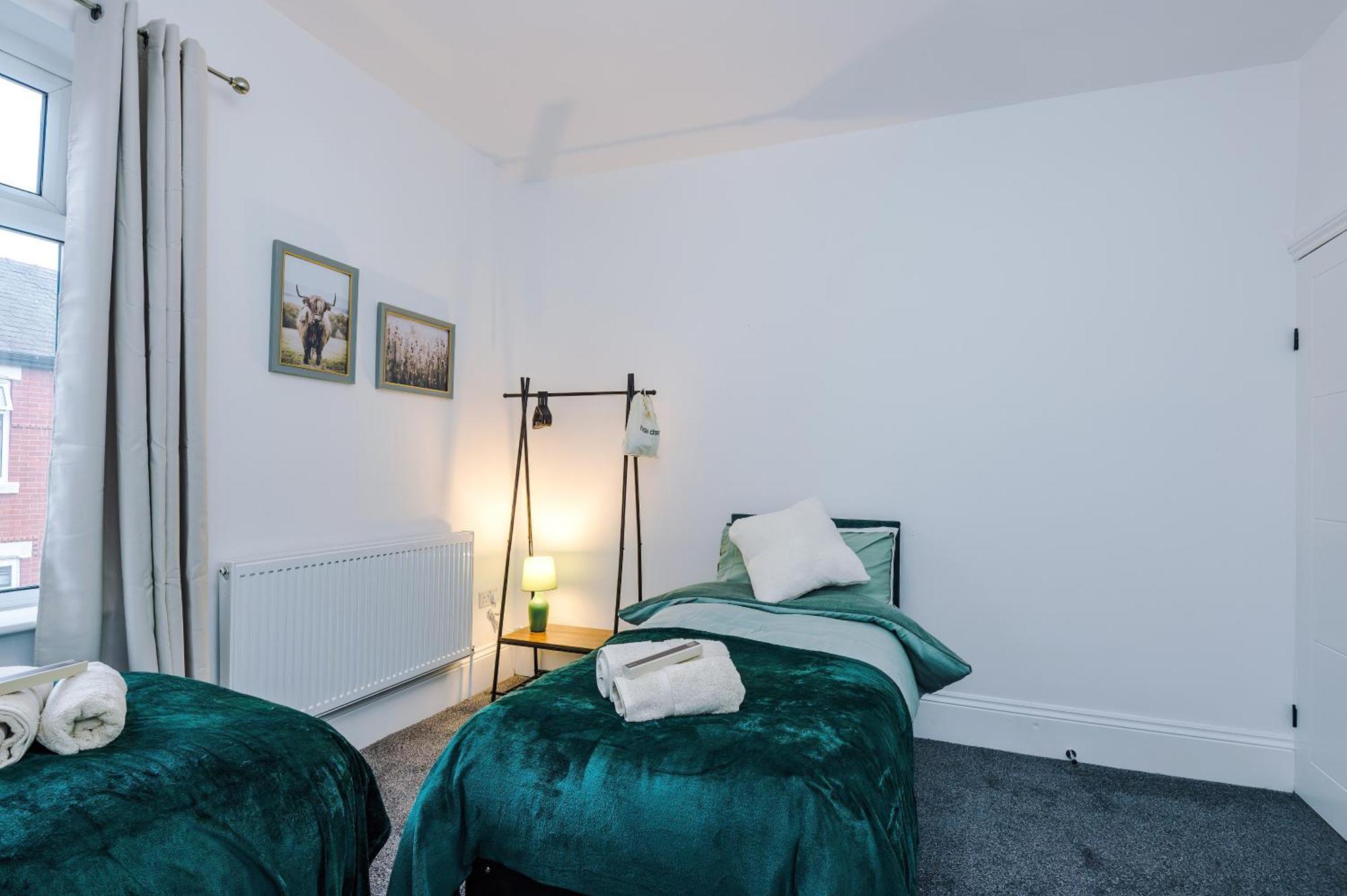 Apartment Sleeps 6, Pool Table, Free Parking, Perfect For Groups, Long Term Disc