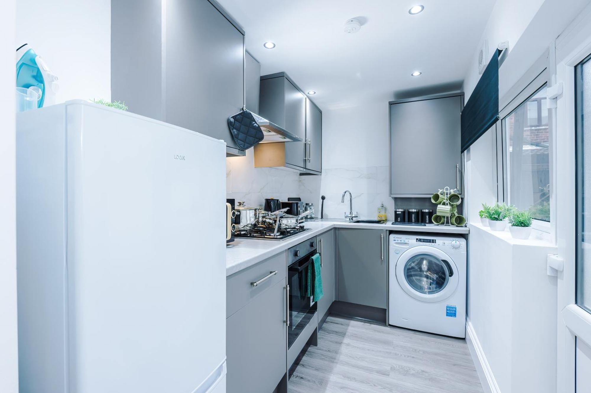 Sleeps 6, Pool Table, Free Parking, Perfect For Groups, Long Term Disc Apartment *