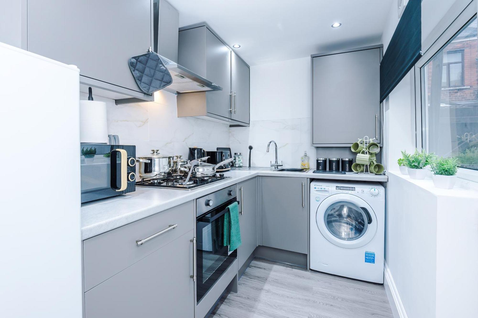 Sleeps 6, Pool Table, Free Parking, Perfect For Groups, Long Term Disc Apartment Manchester