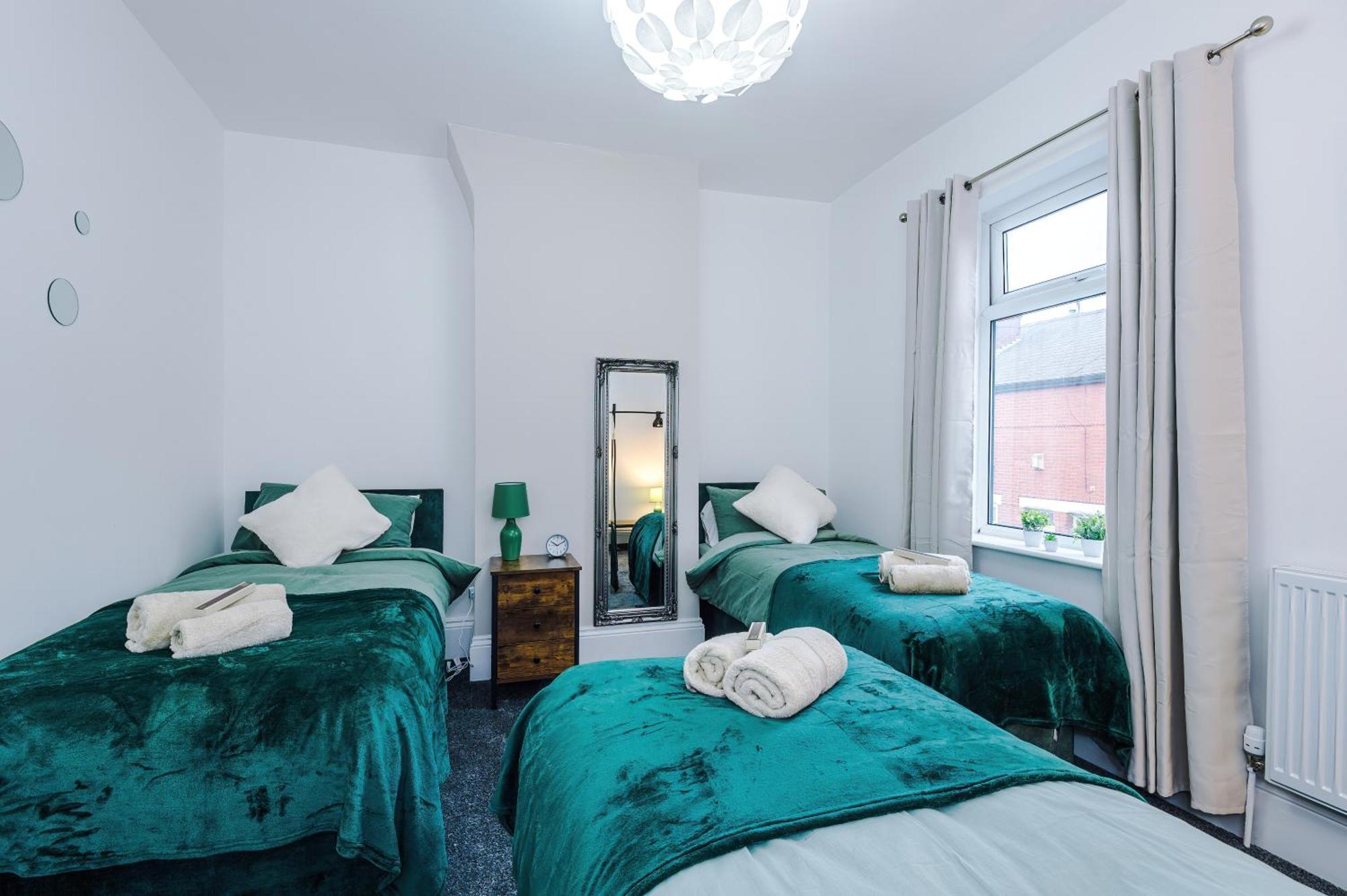 Apartment Sleeps 6, Pool Table, Free Parking, Perfect For Groups, Long Term Disc Manchester