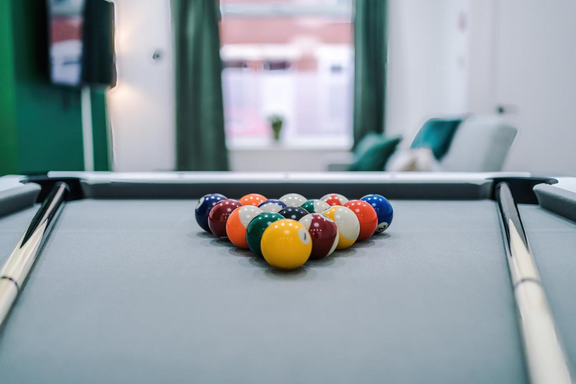 Sleeps 6, Pool Table, Free Parking, Perfect For Groups, Long Term Disc *
