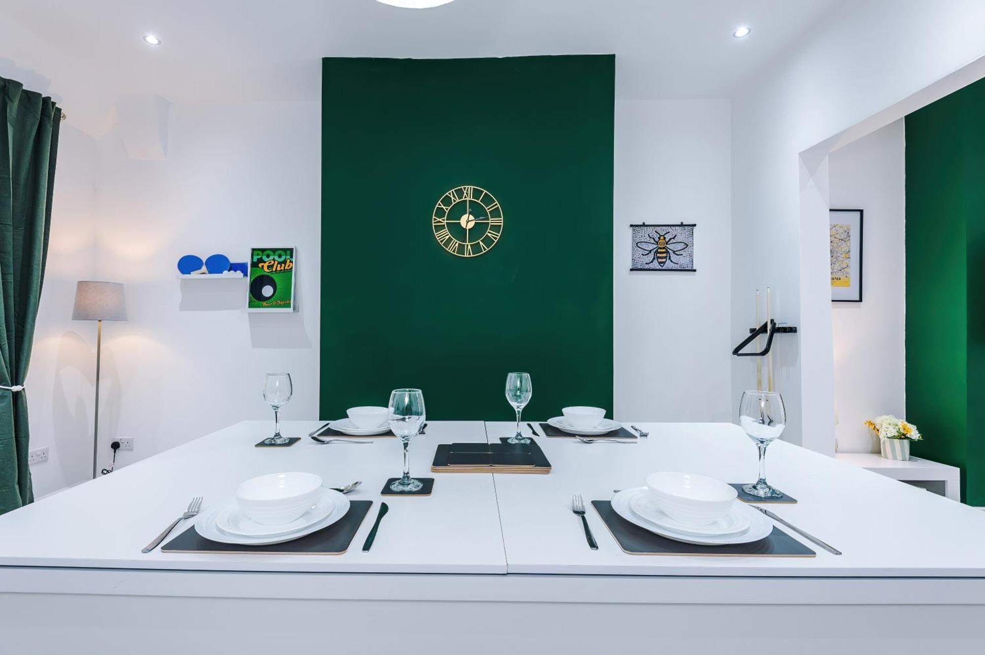Sleeps 6, Pool Table, Free Parking, Perfect For Groups, Long Term Disc Manchester