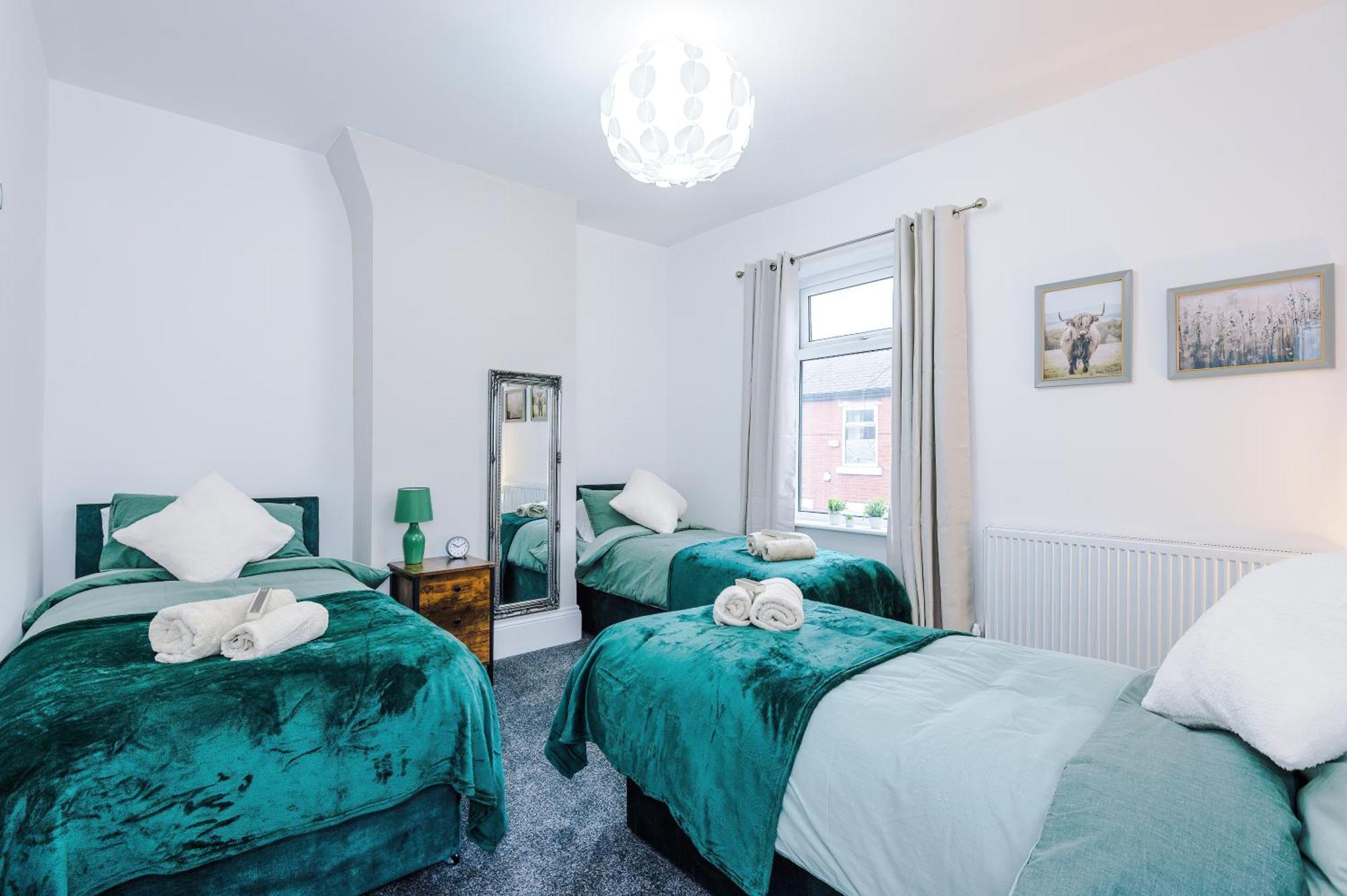 Apartment Sleeps 6, Pool Table, Free Parking, Perfect For Groups, Long Term Disc