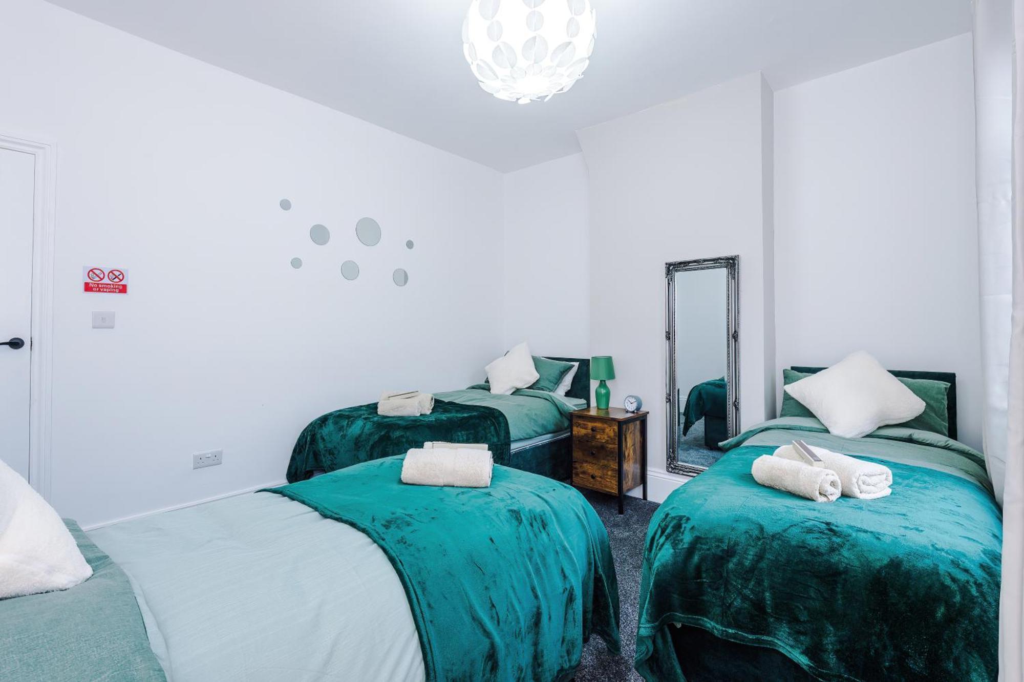 Apartment Sleeps 6, Pool Table, Free Parking, Perfect For Groups, Long Term Disc Manchester