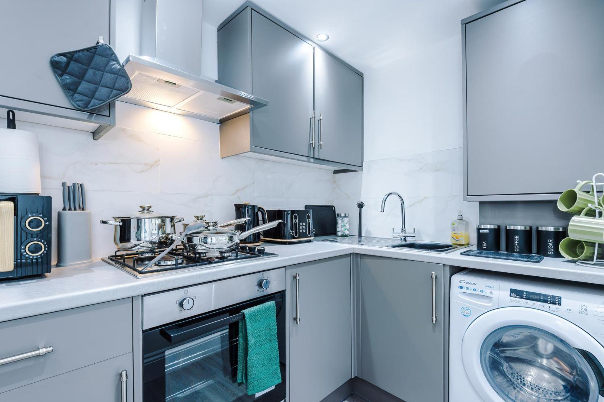 Sleeps 6, Pool Table, Free Parking, Perfect For Groups, Long Term Disc * Manchester