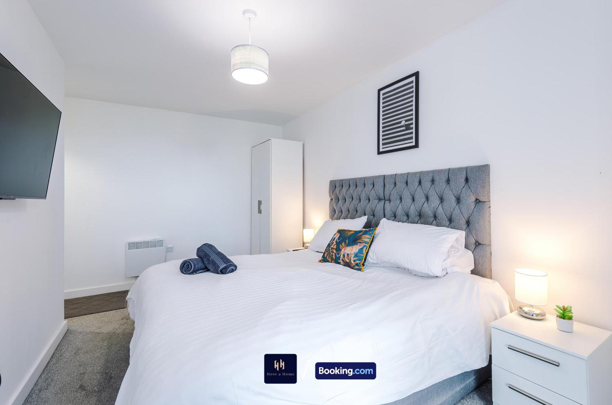 Large 2 Bedroom With Balcony By Host A *
