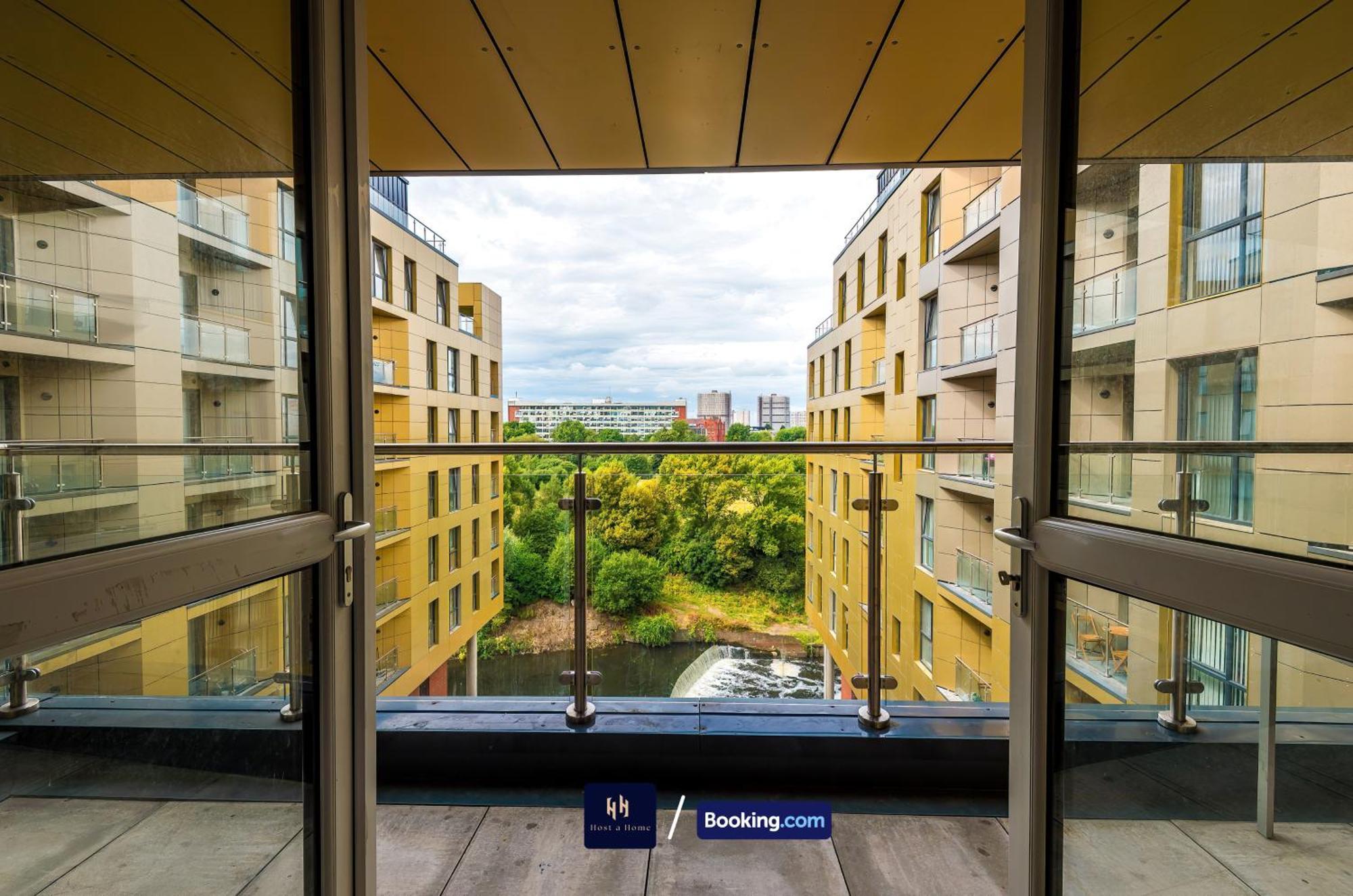 Large 2 Bedroom With Balcony By Host A Apartment