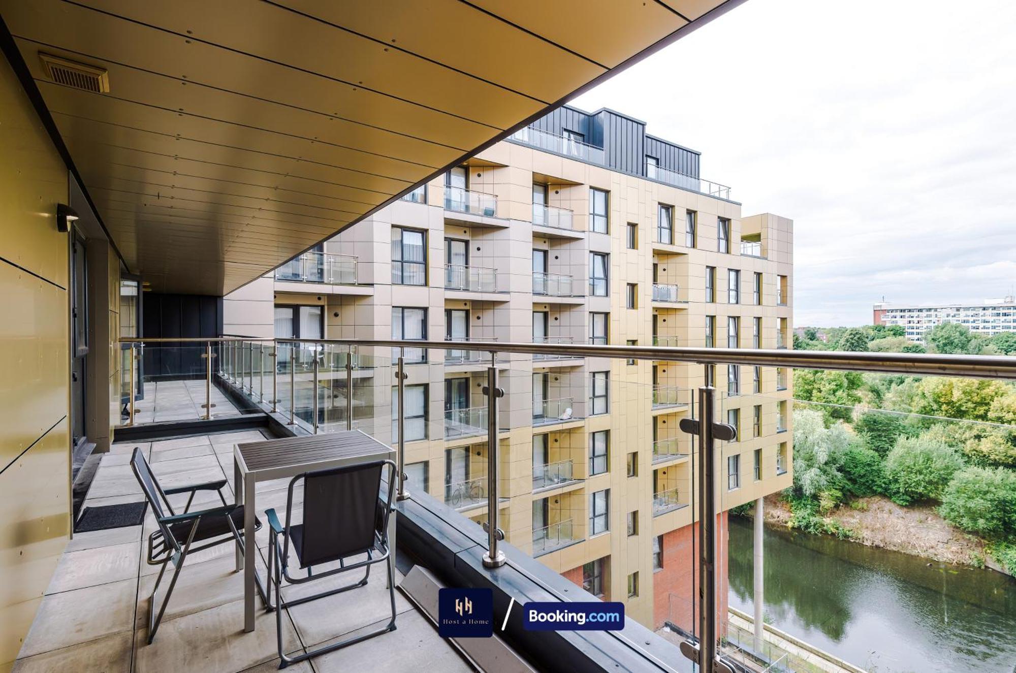 Apartment Large 2 Bedroom With Balcony By Host A