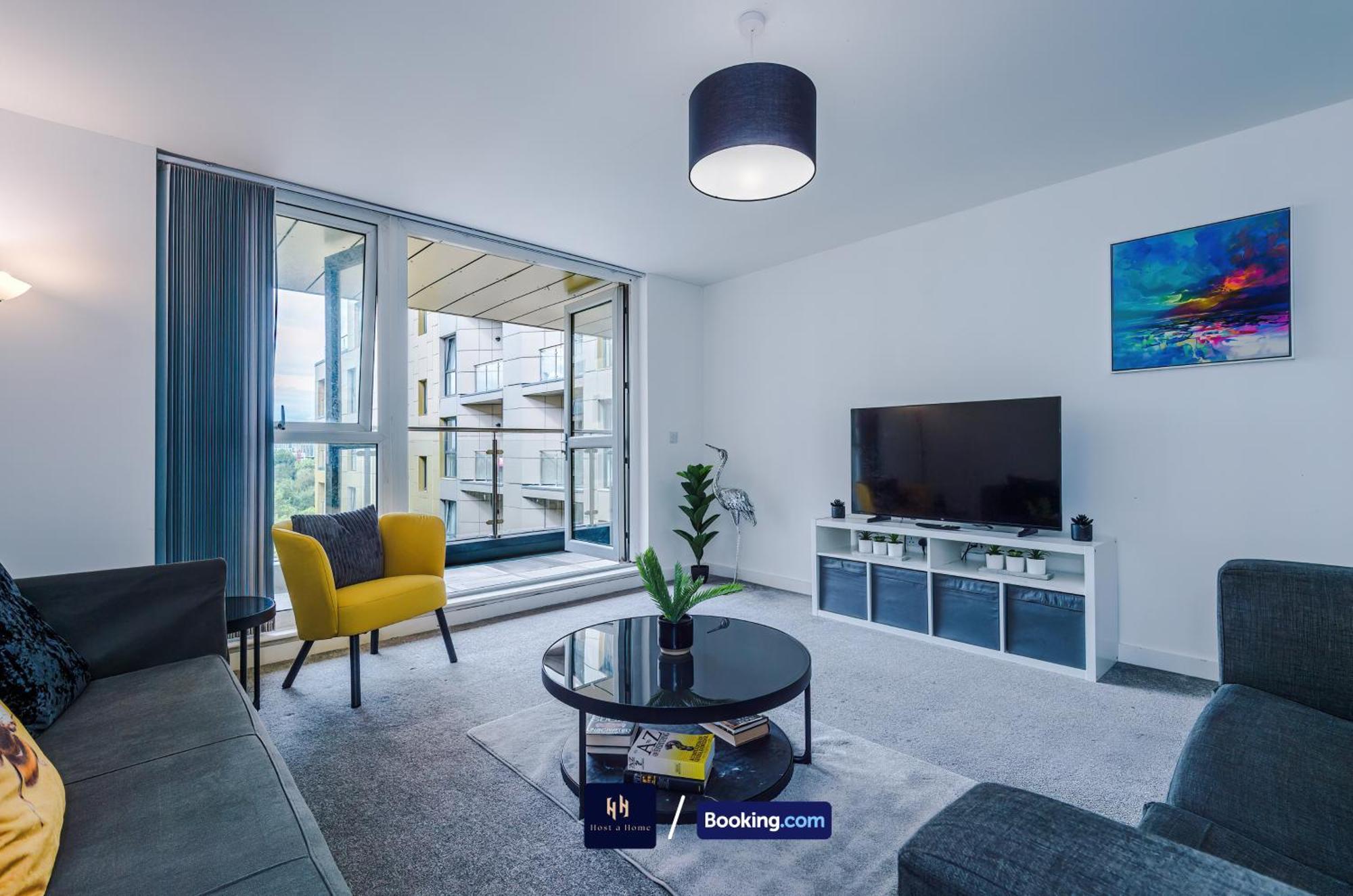 Large 2 Bedroom With Balcony By Host A * Manchester