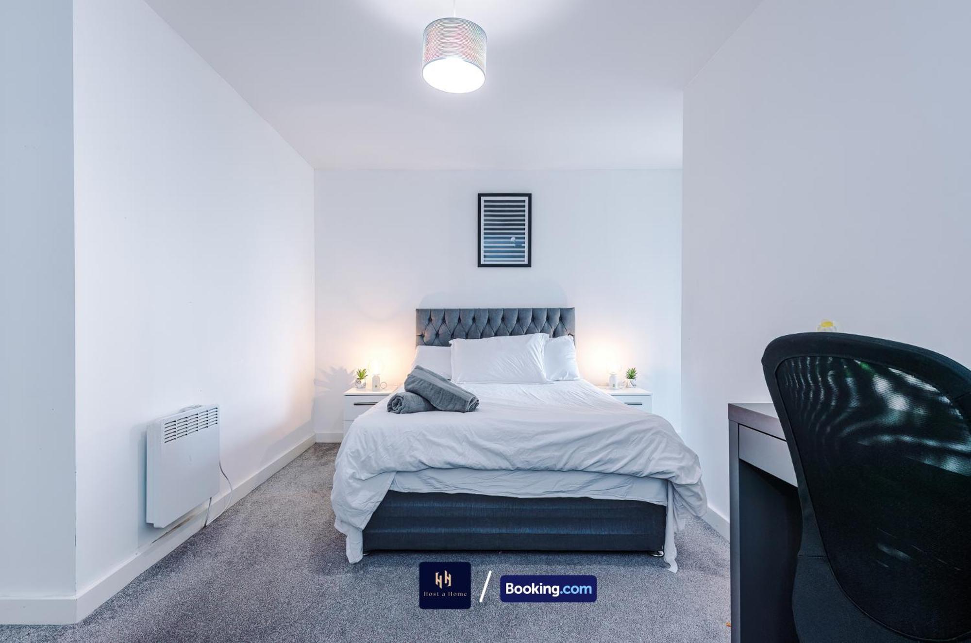 Large 2 Bedroom With Balcony By Host A Apartment