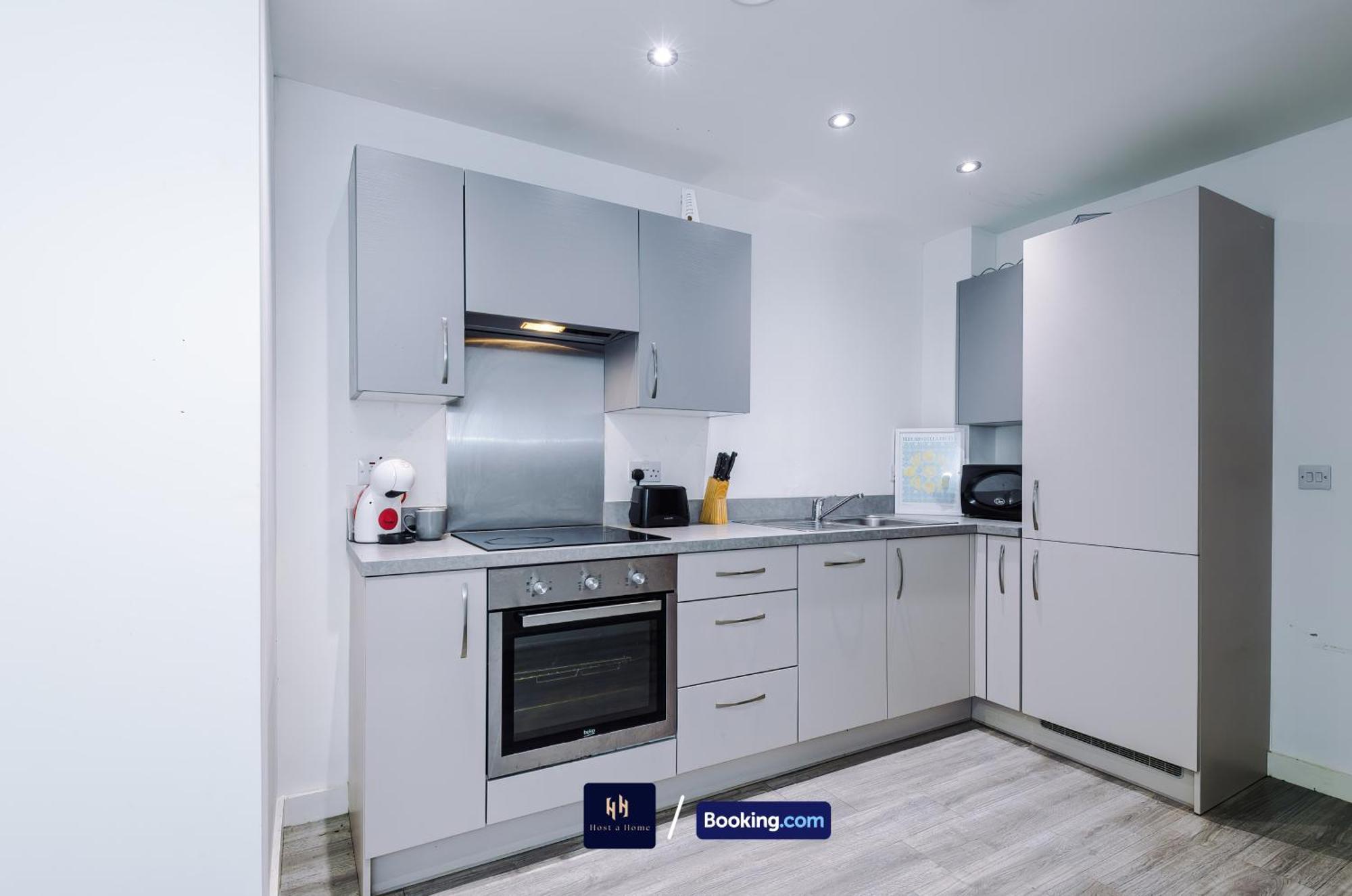 Apartment Large 2 Bedroom With Balcony By Host A *