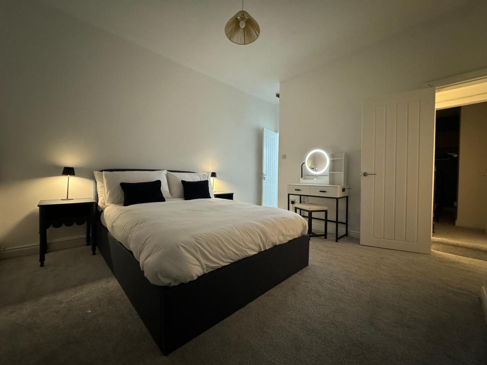 Levenshulme House - 2 Bedroom - Sleeps 6 - Free Parking & Wifi Holiday home *