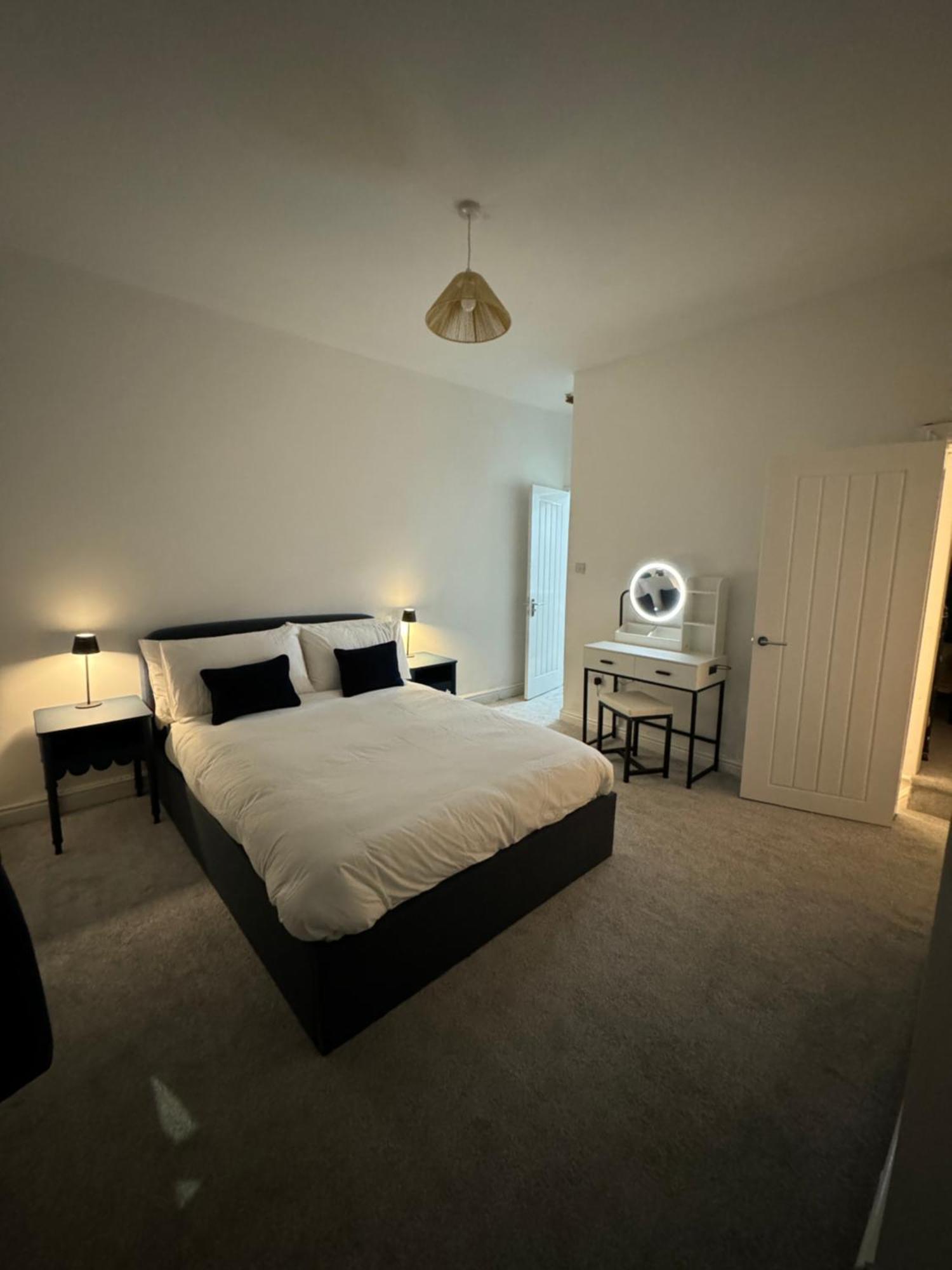 Levenshulme House - 2 Bedroom - Sleeps 6 - Free Parking & Wifi Holiday home *