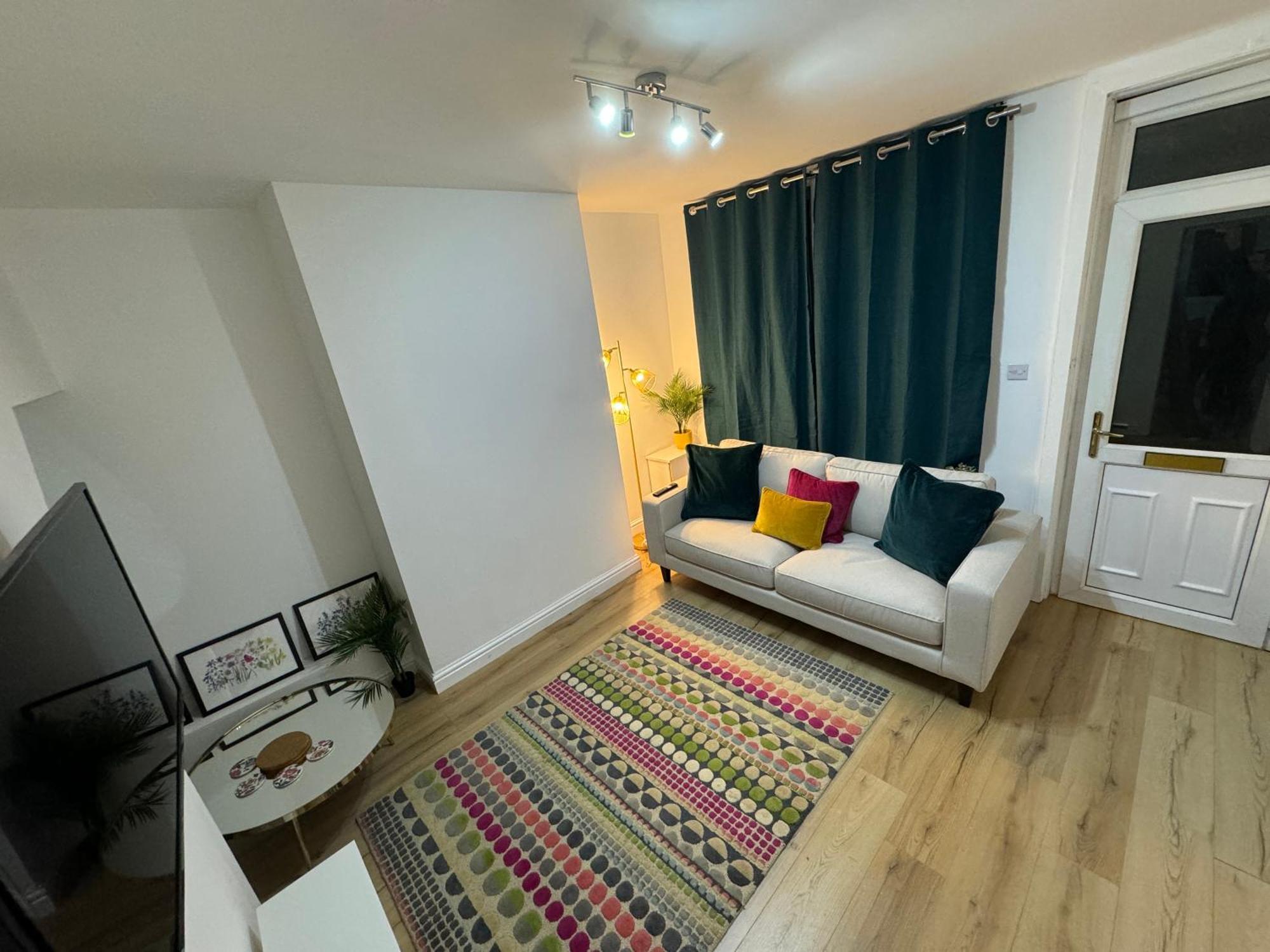 Levenshulme House - 2 Bedroom - Sleeps 6 - Free Parking & Wifi * Manchester