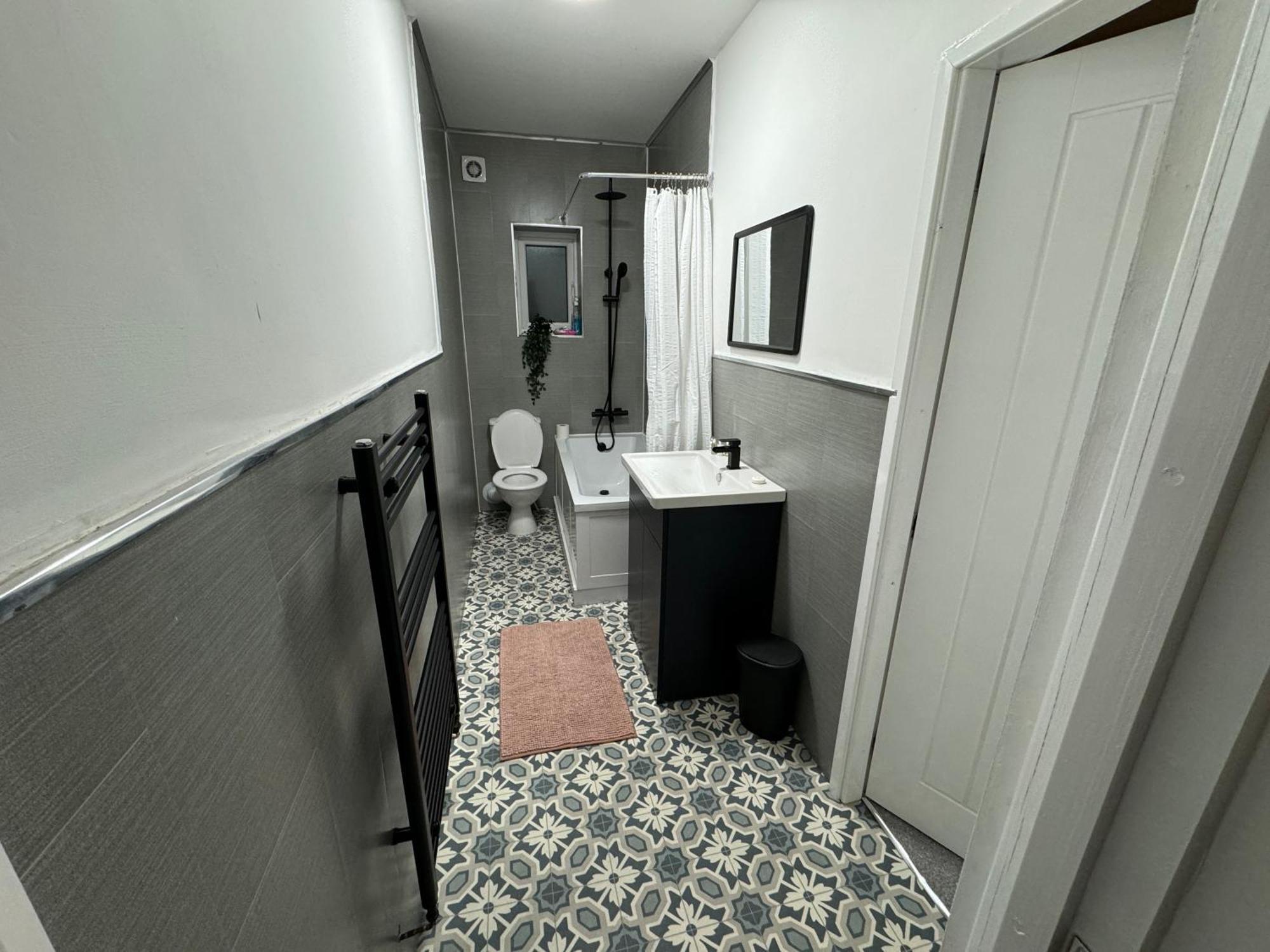 Levenshulme House - 2 Bedroom - Sleeps 6 - Free Parking & Wifi