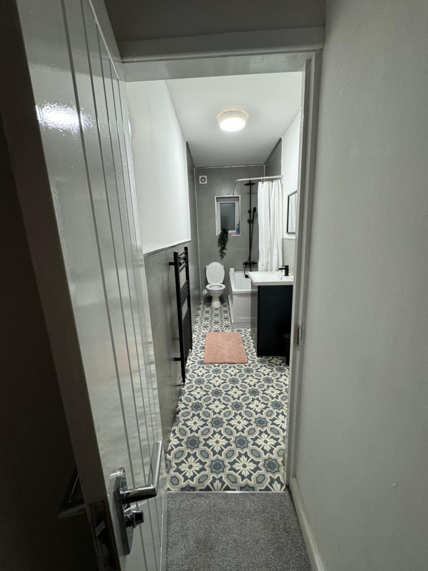 Levenshulme House - 2 Bedroom - Sleeps 6 - Free Parking & Wifi