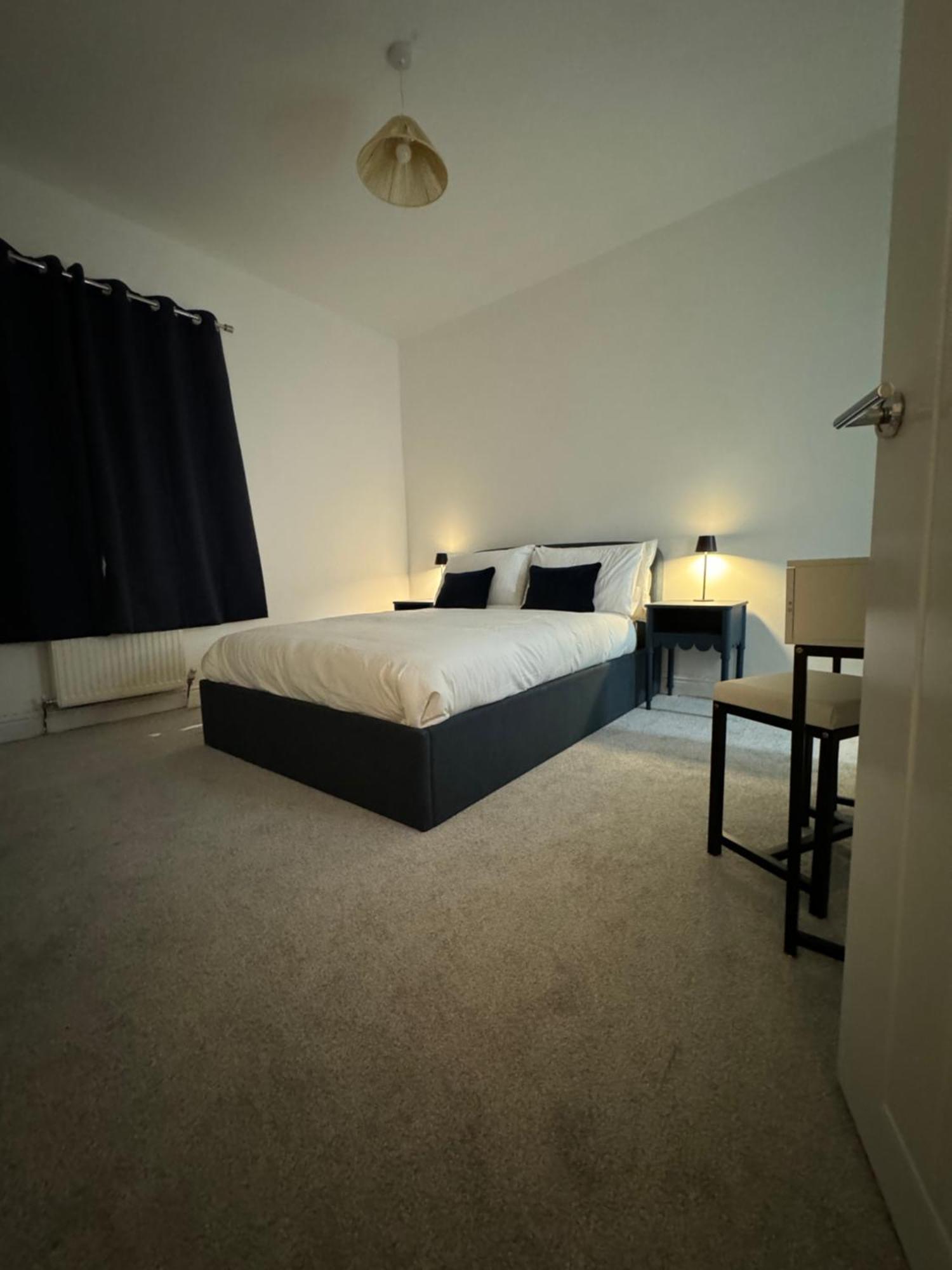 Holiday home Levenshulme House - 2 Bedroom - Sleeps 6 - Free Parking & Wifi *