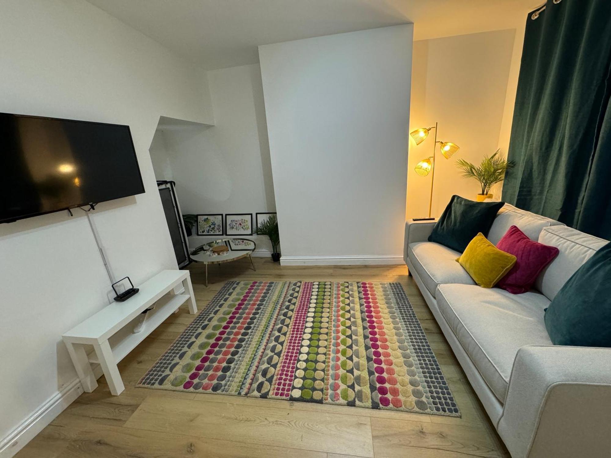 Levenshulme House - 2 Bedroom - Sleeps 6 - Free Parking & Wifi Holiday home Manchester