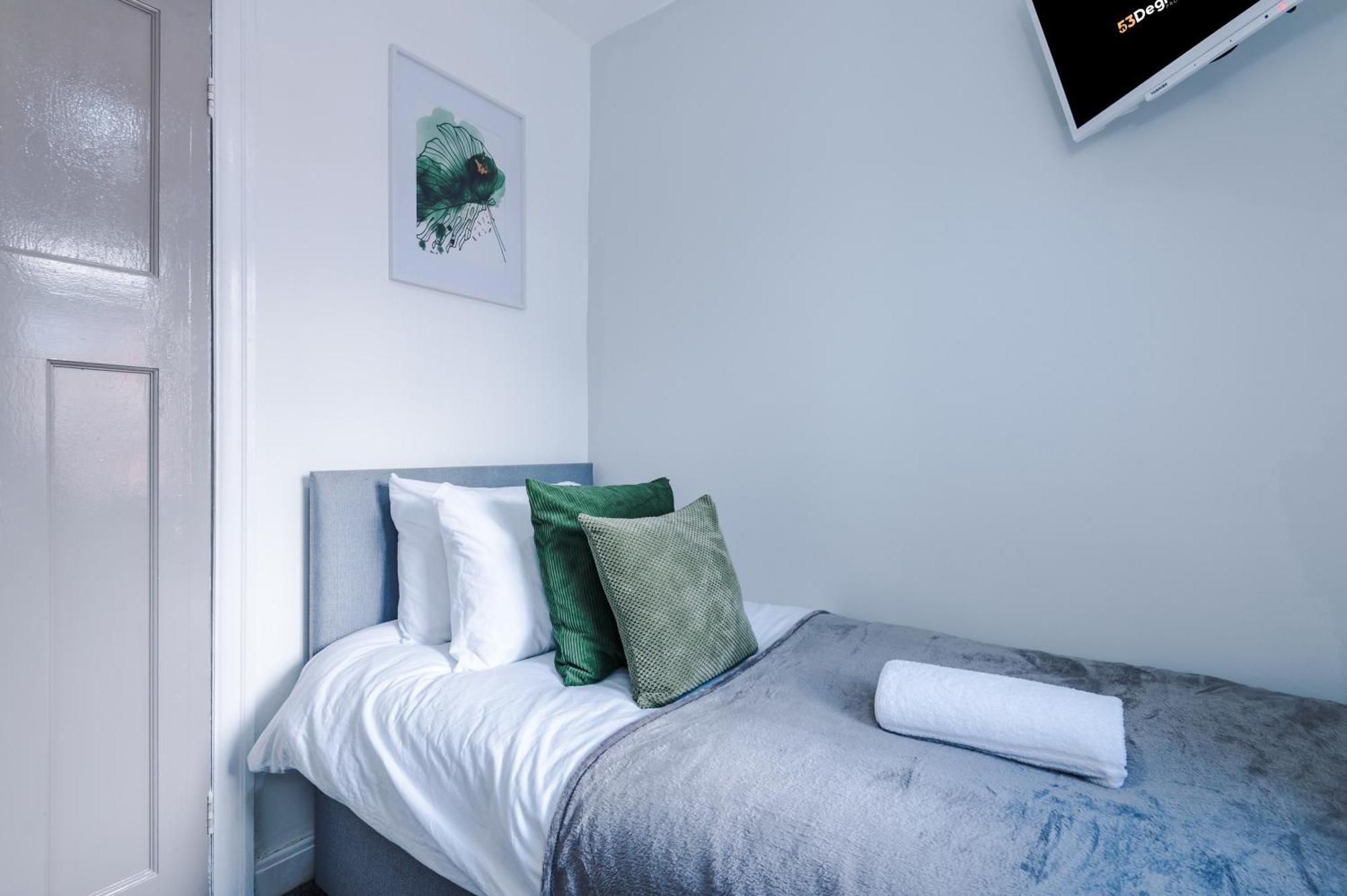 New! 3-bed In By 53 Degrees Property, Ideal For Long-term Corporate & Business Stays, Free Parking! * Manchester
