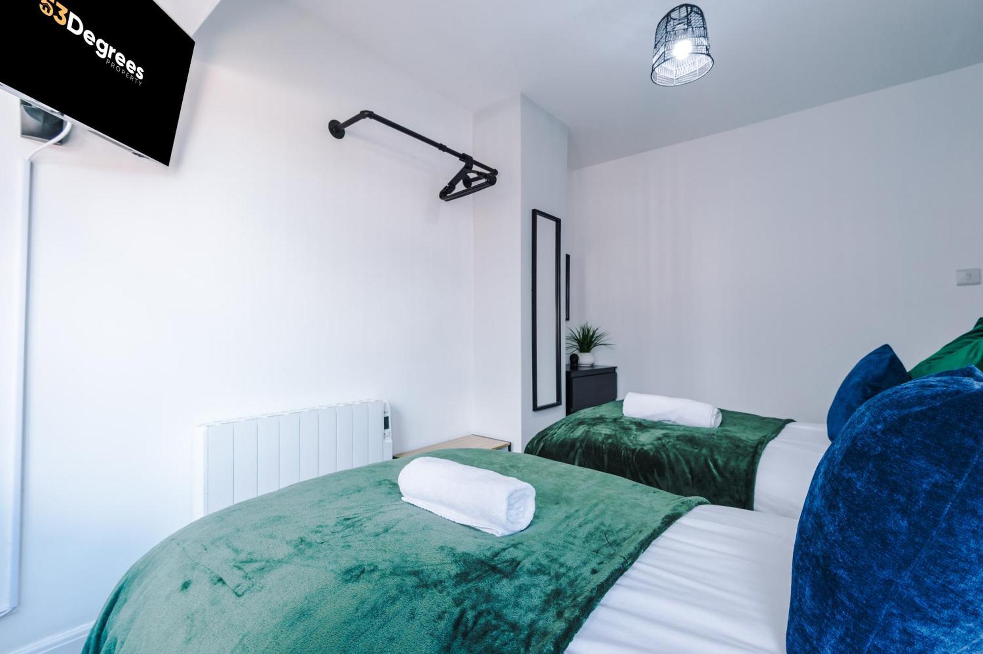 New! 3-bed In By 53 Degrees Property, Ideal For Long-term Corporate & Business Stays, Free Parking! Holiday home