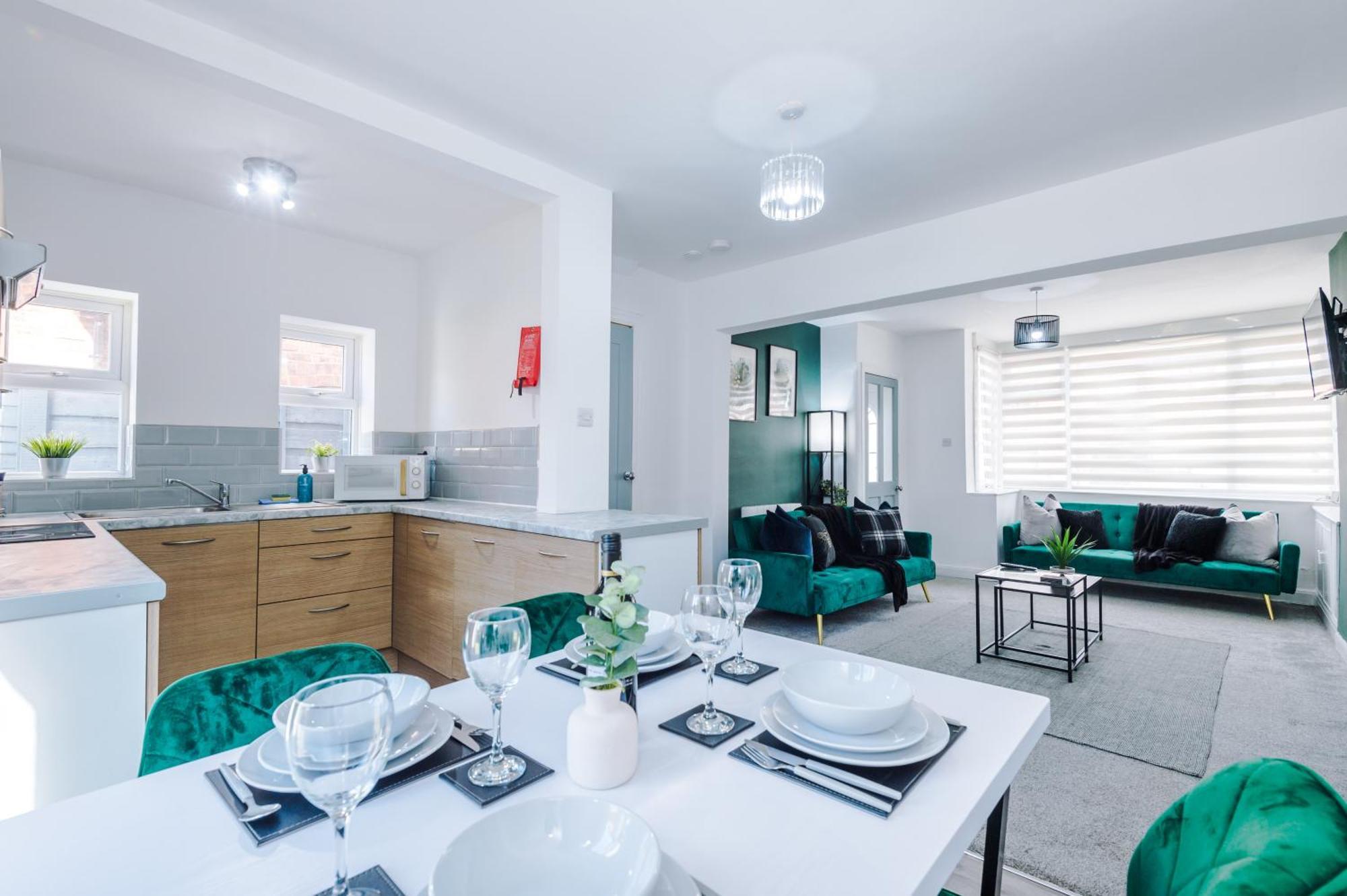 Holiday home New! 3-bed In By 53 Degrees Property, Ideal For Long-term Corporate & Business Stays, Free Parking! Manchester