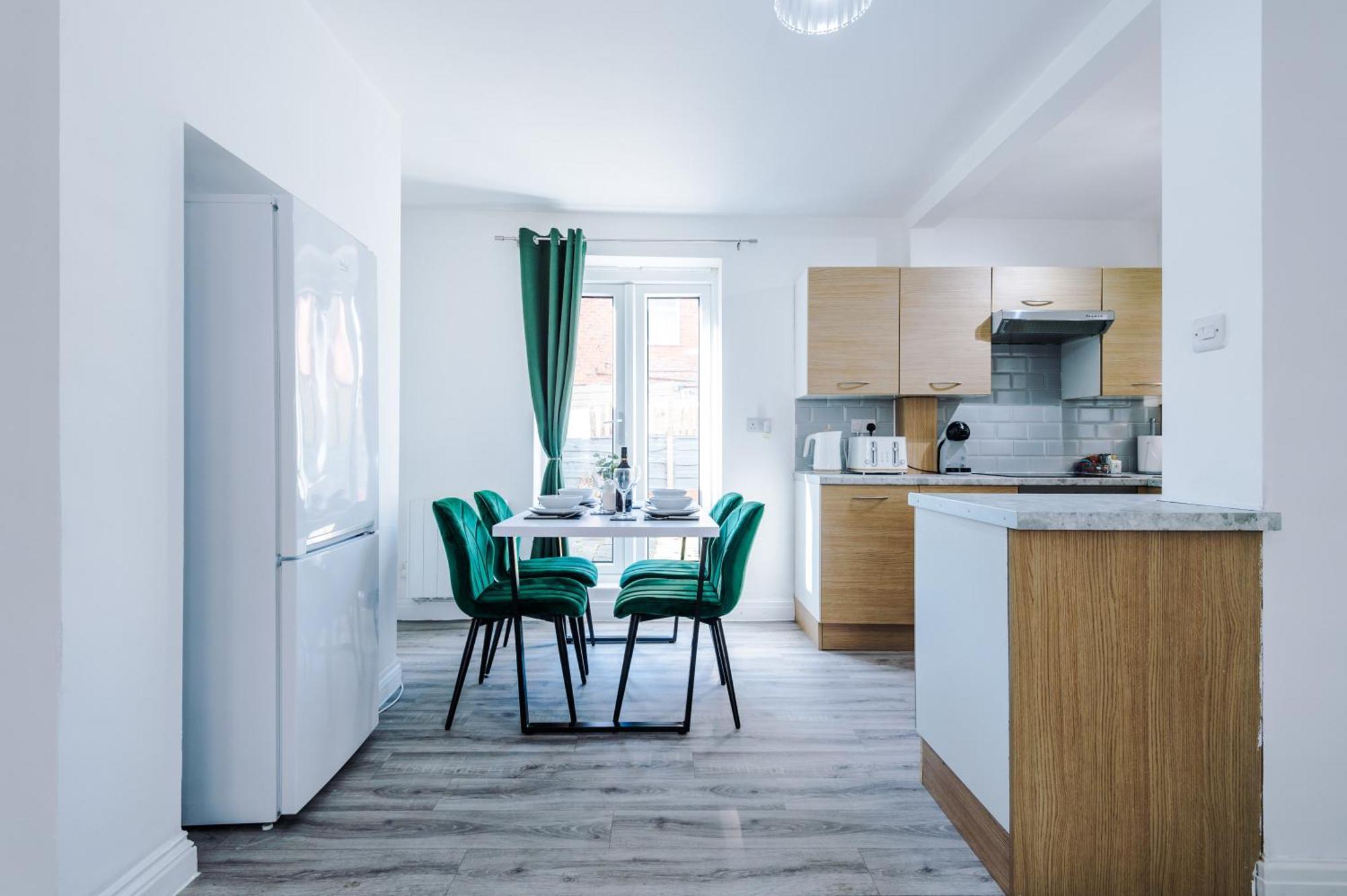 Holiday home New! 3-bed In By 53 Degrees Property, Ideal For Long-term Corporate & Business Stays, Free Parking!