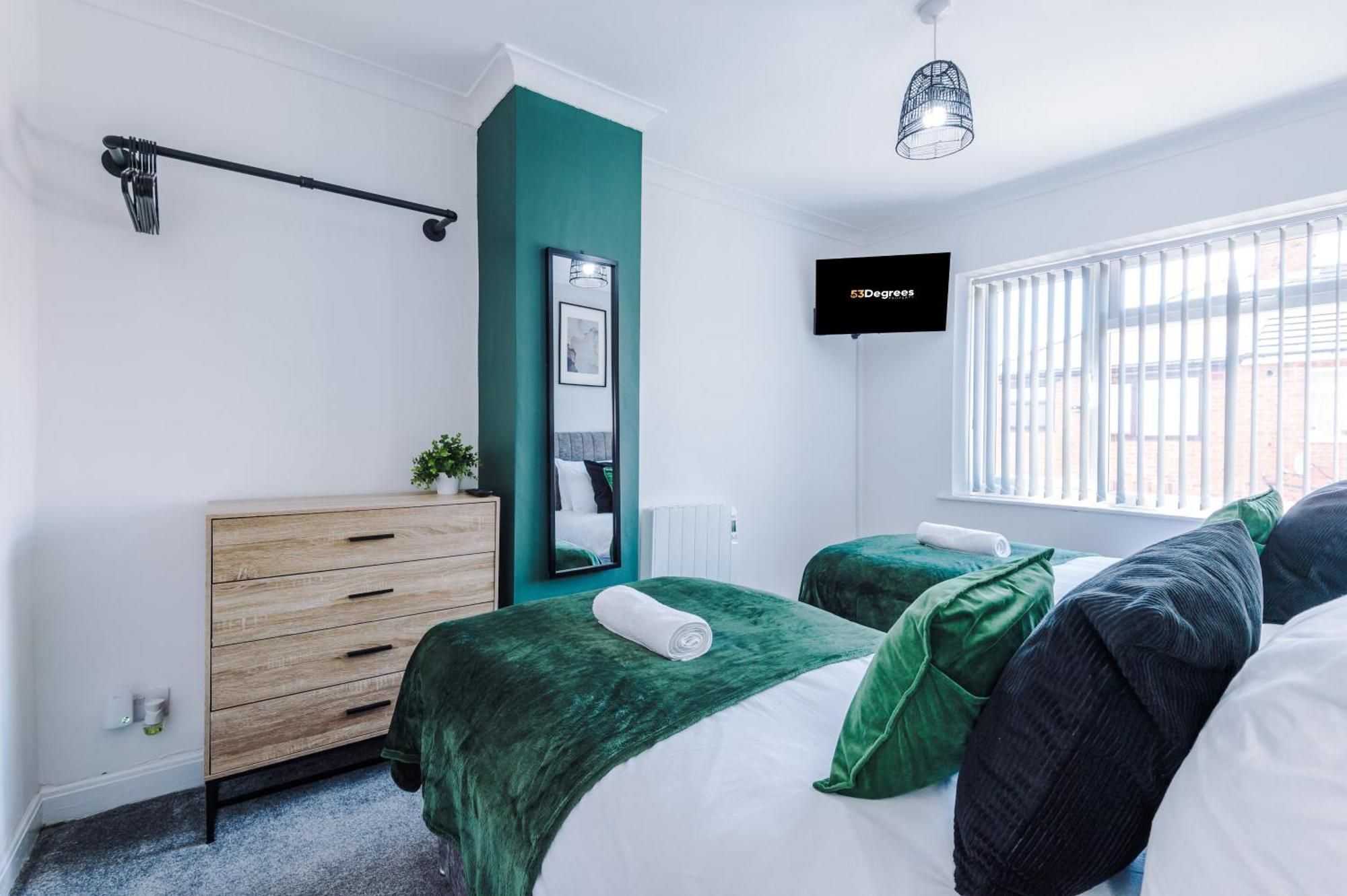 New! 3-bed In By 53 Degrees Property, Ideal For Long-term Corporate & Business Stays, Free Parking! Holiday home *