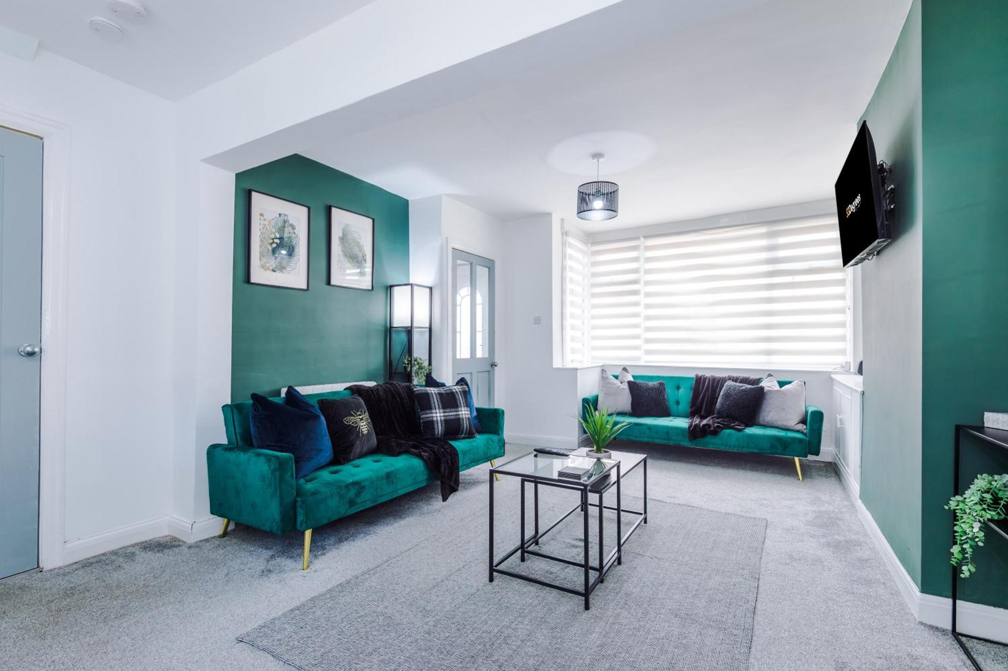 New! 3-bed In By 53 Degrees Property, Ideal For Long-term Corporate & Business Stays, Free Parking! *