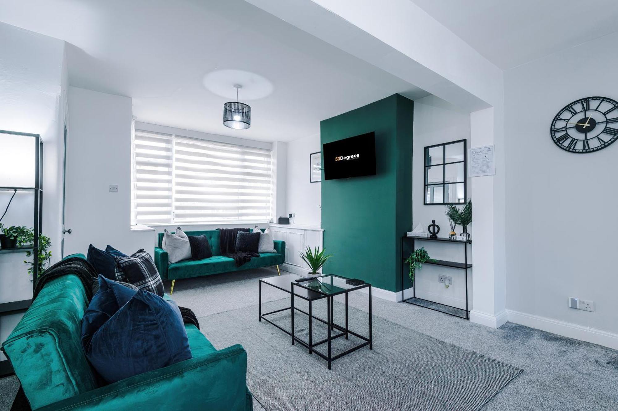 Holiday home New! 3-bed In By 53 Degrees Property, Ideal For Long-term Corporate & Business Stays, Free Parking!