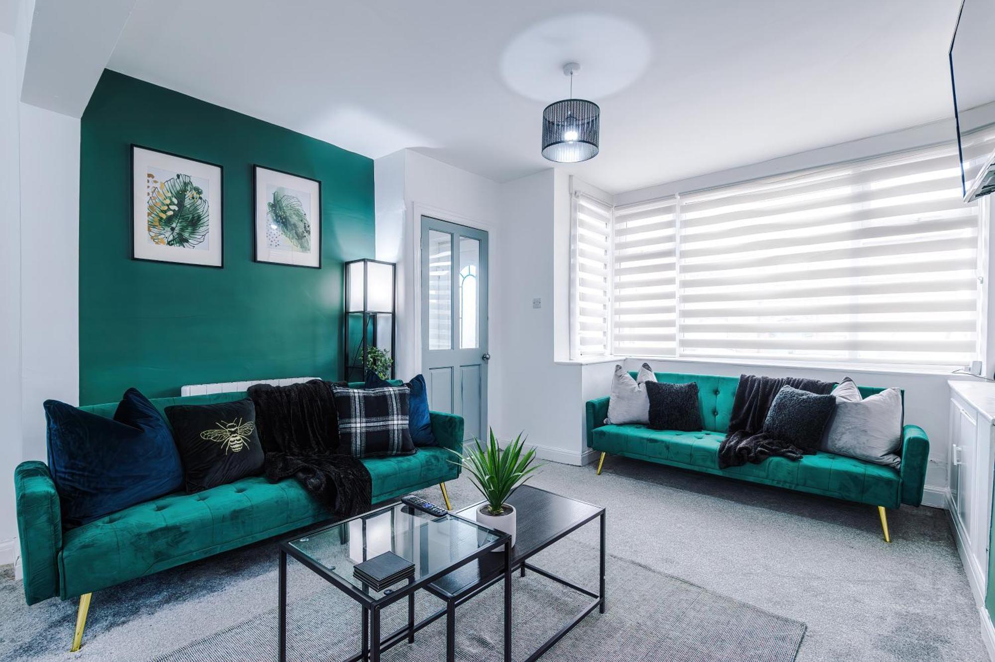 Holiday home New! 3-bed In By 53 Degrees Property, Ideal For Long-term Corporate & Business Stays, Free Parking! *