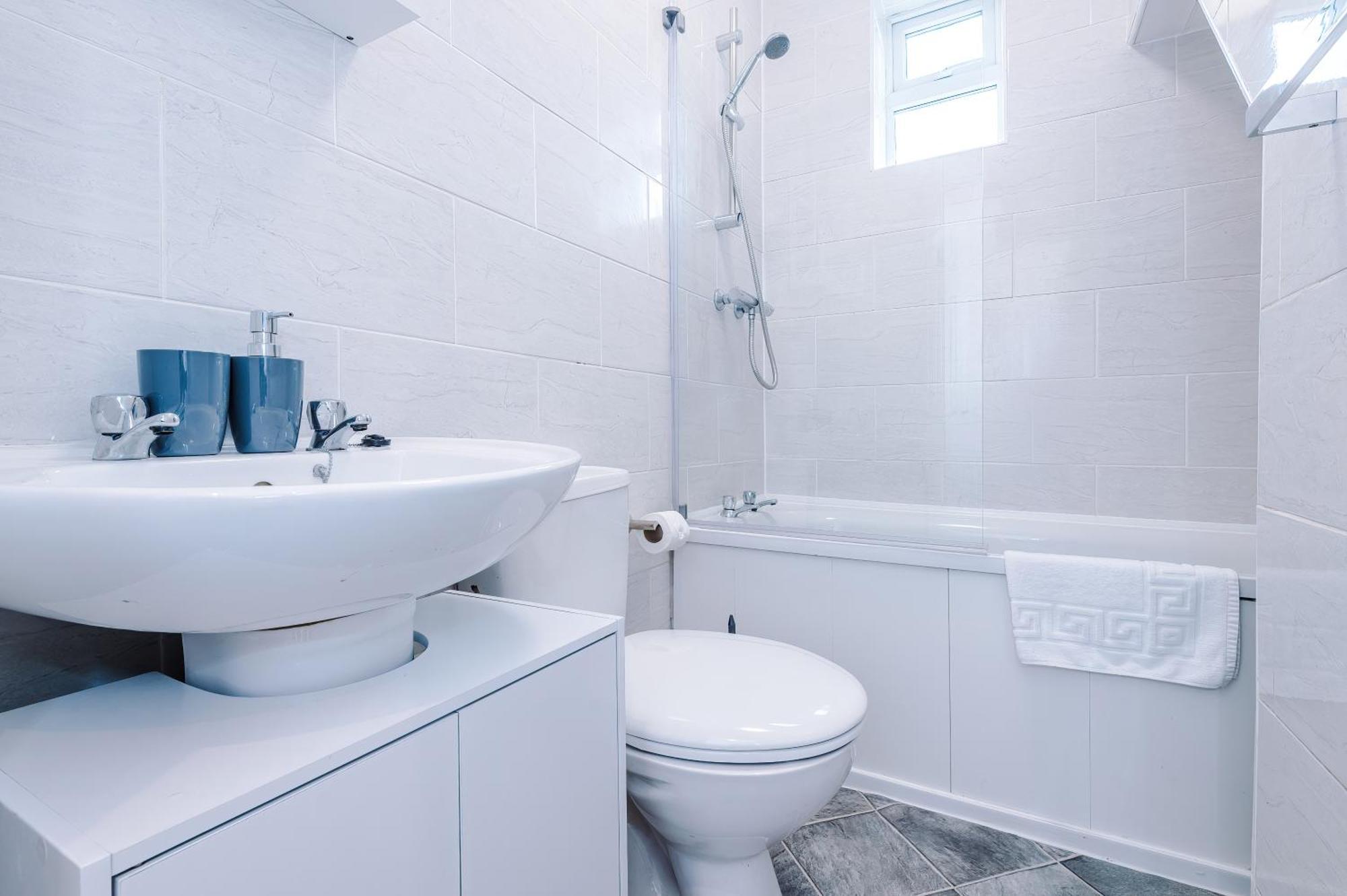 Holiday home New! 3-bed House In By 53 Degrees Property, Ideal For Contractors, Business & Long Term, Free Parking! *