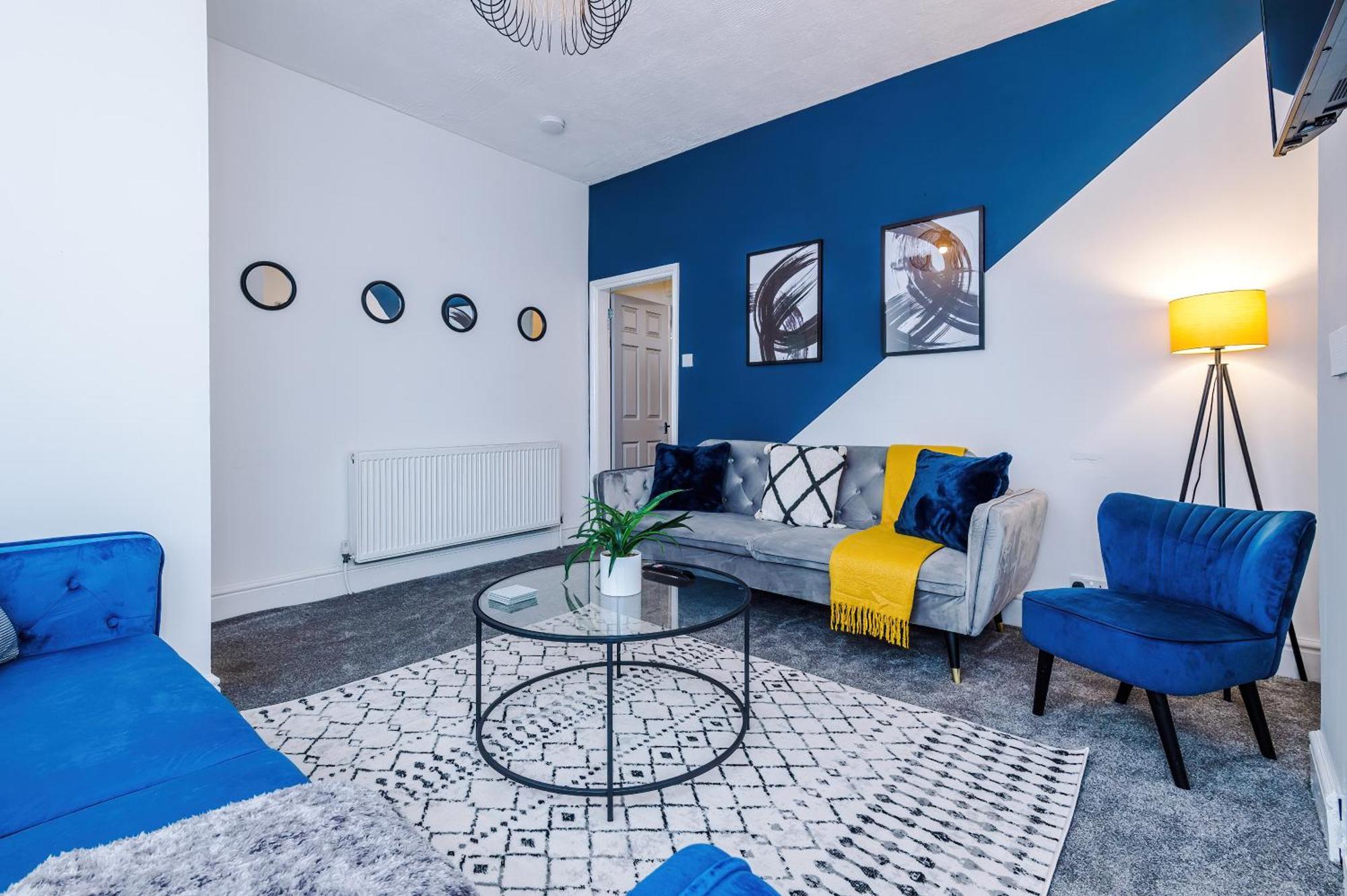New! 3-bed House In By 53 Degrees Property, Ideal For Contractors, Business & Long Term, Free Parking! Holiday home *