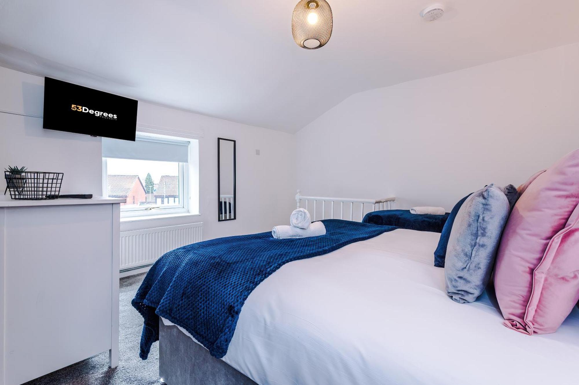 New! 3-bed House In By 53 Degrees Property, Ideal For Contractors, Business & Long Term, Free Parking! Manchester