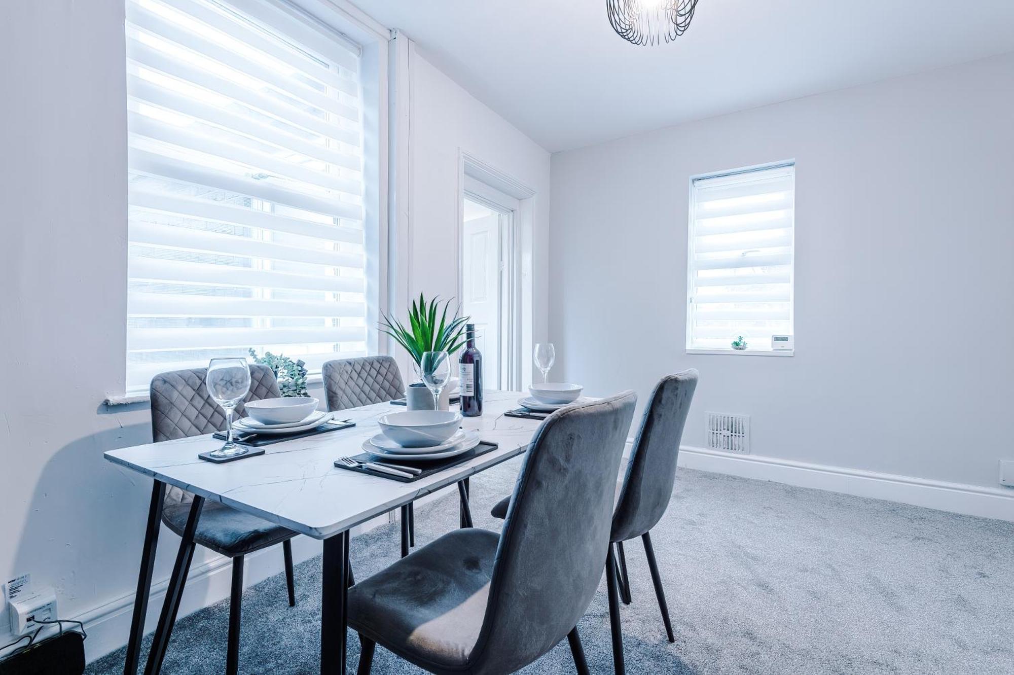 New! 3-bed House In By 53 Degrees Property, Ideal For Contractors, Business & Long Term, Free Parking! Holiday home *