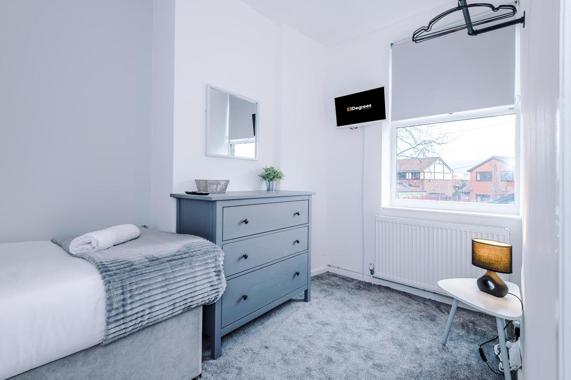 Holiday home New! 3-bed House In By 53 Degrees Property, Ideal For Contractors, Business & Long Term, Free Parking! *